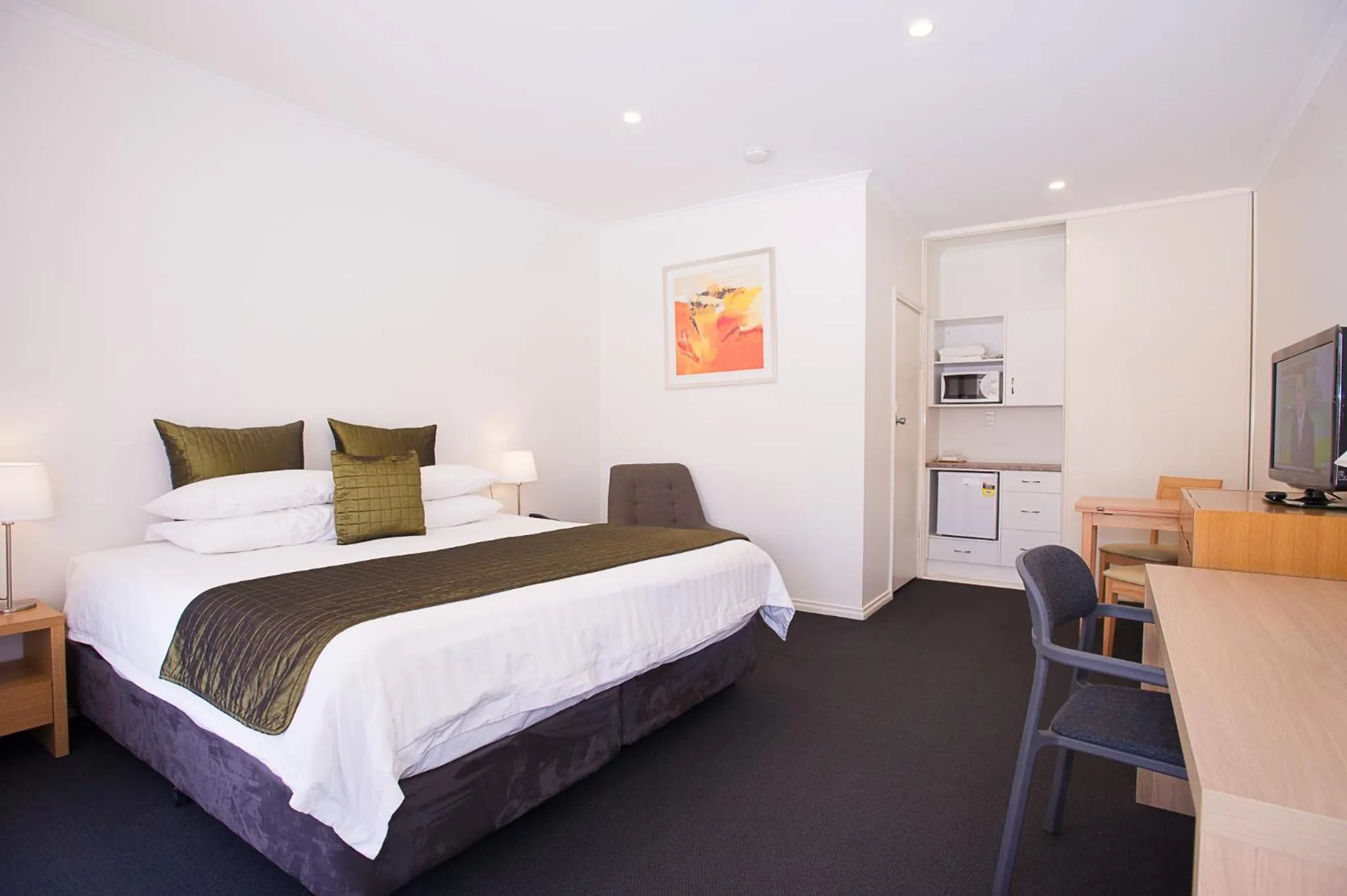 Bathroom, Bed in Standpipe Golf Motor Inn