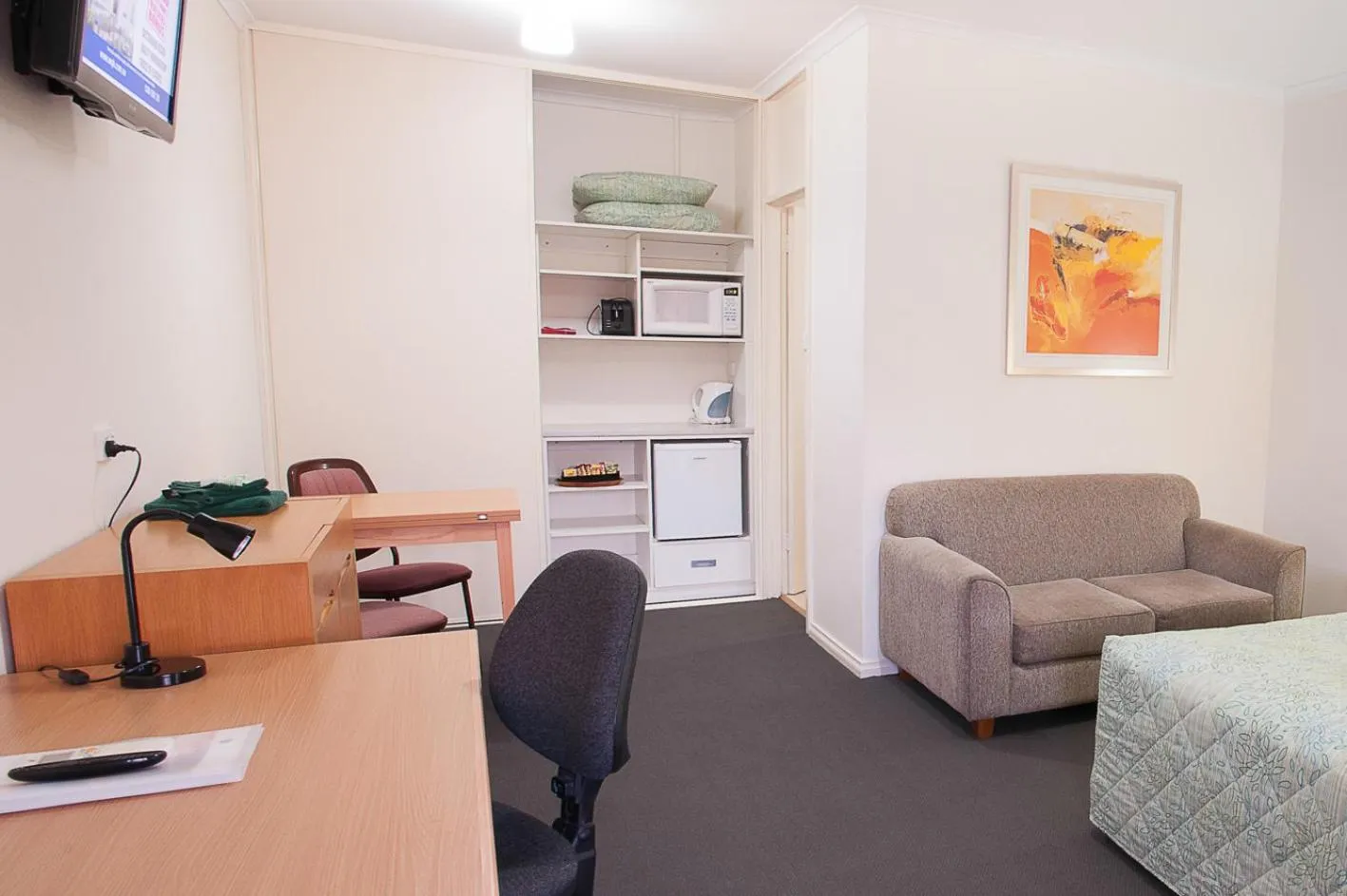 Living room, Bed in Standpipe Golf Motor Inn