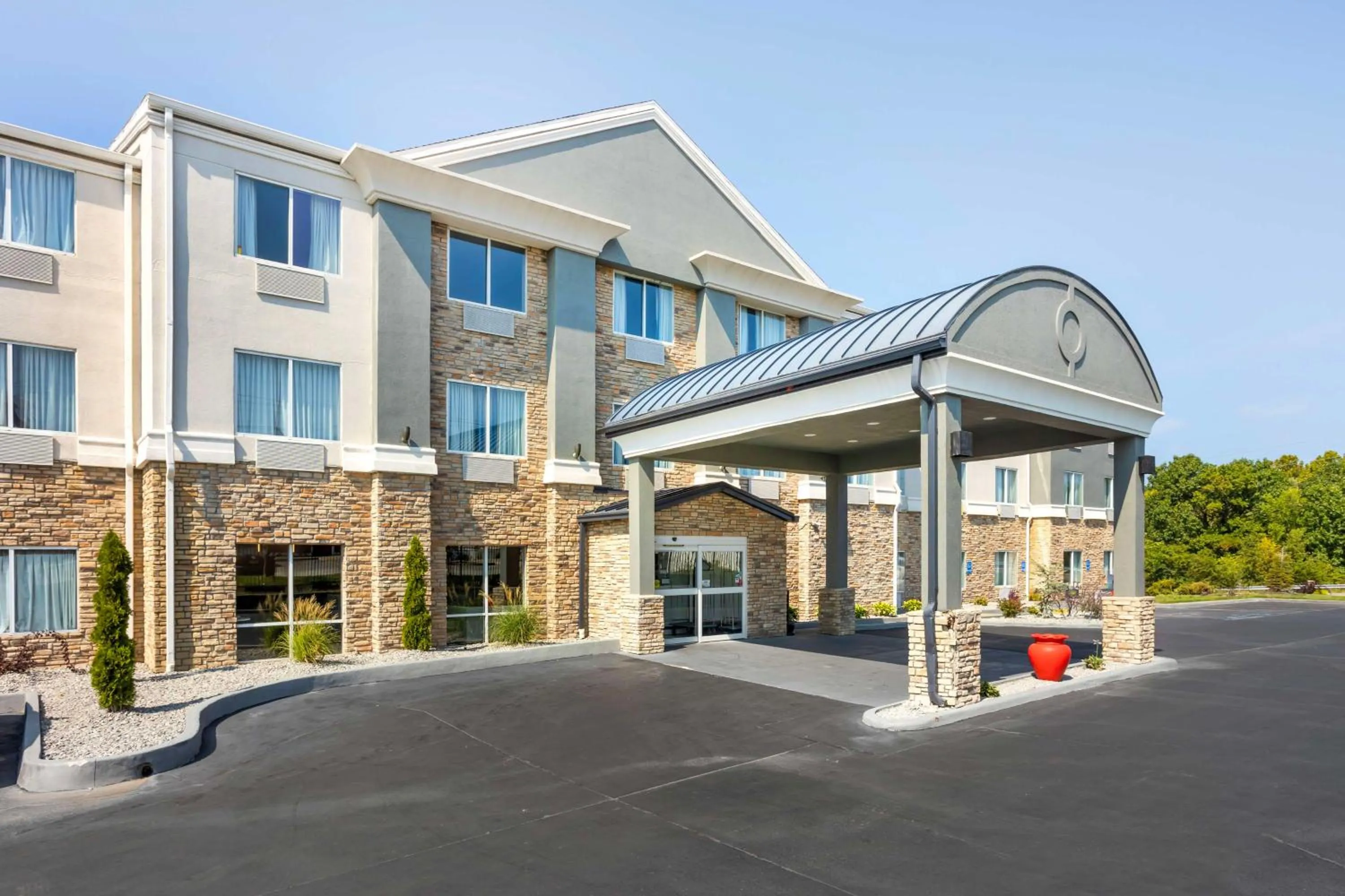 Property building in Best Western Plus Columbia Inn