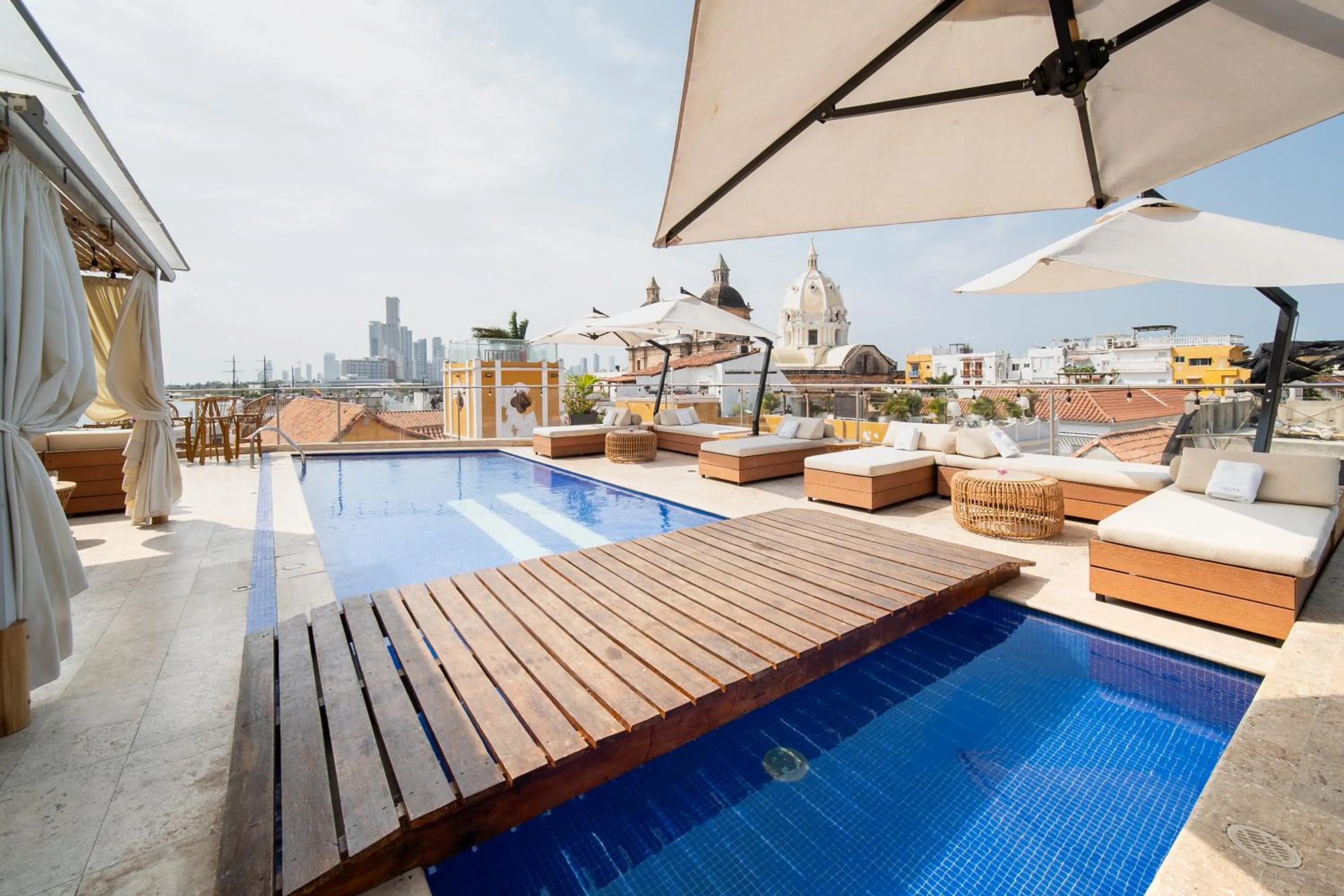 Swimming pool in Sophia Hotel By OxoHotel