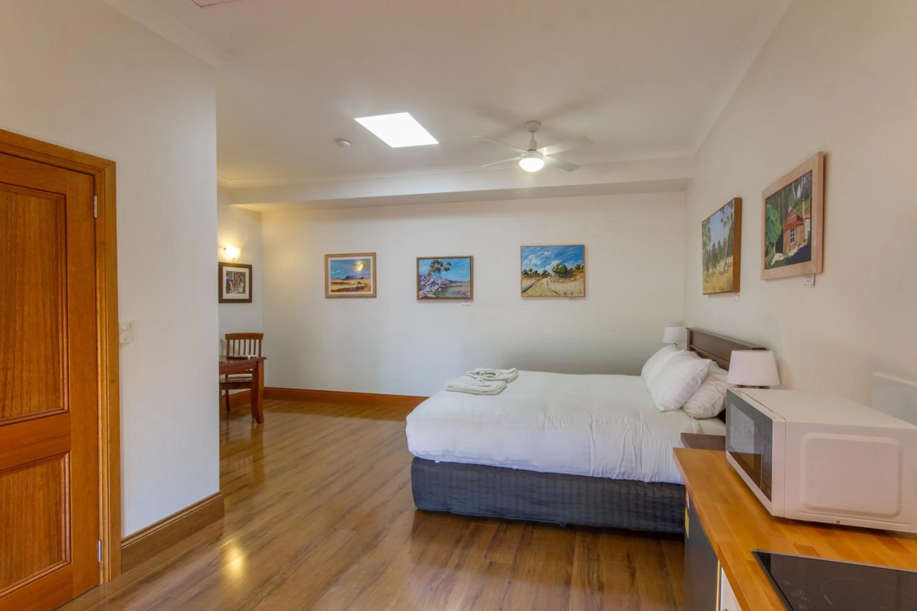 Bedroom, Bed in Birdwood Motel