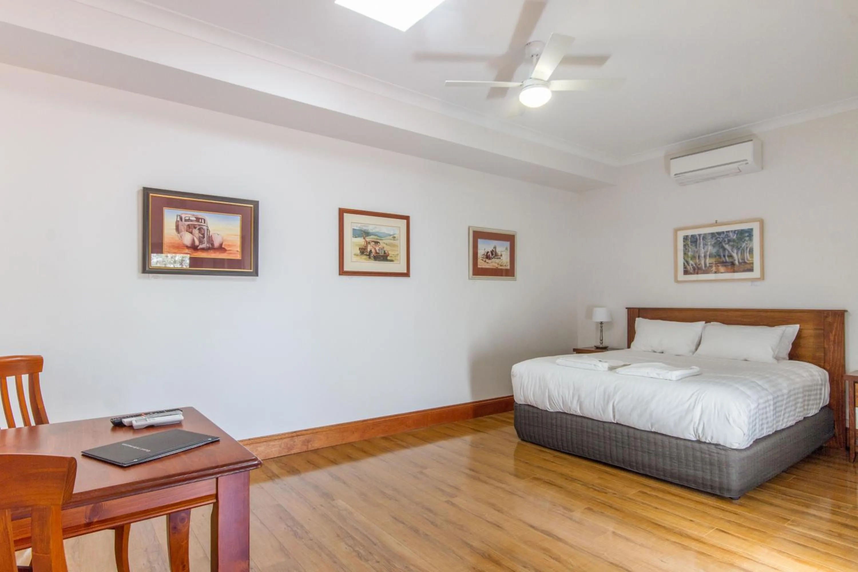 Bedroom, Bed in Birdwood Motel