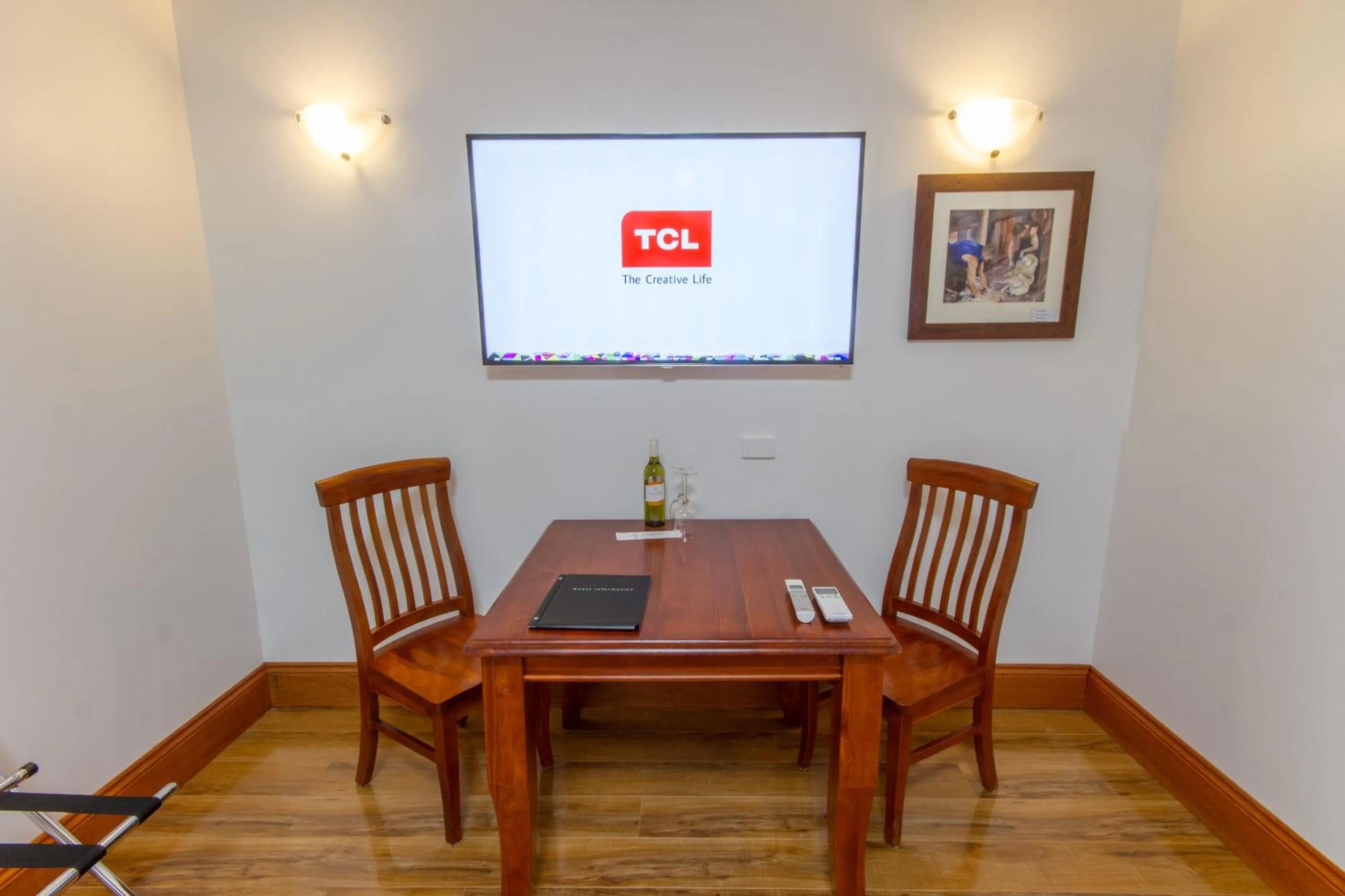 TV and multimedia in Birdwood Motel