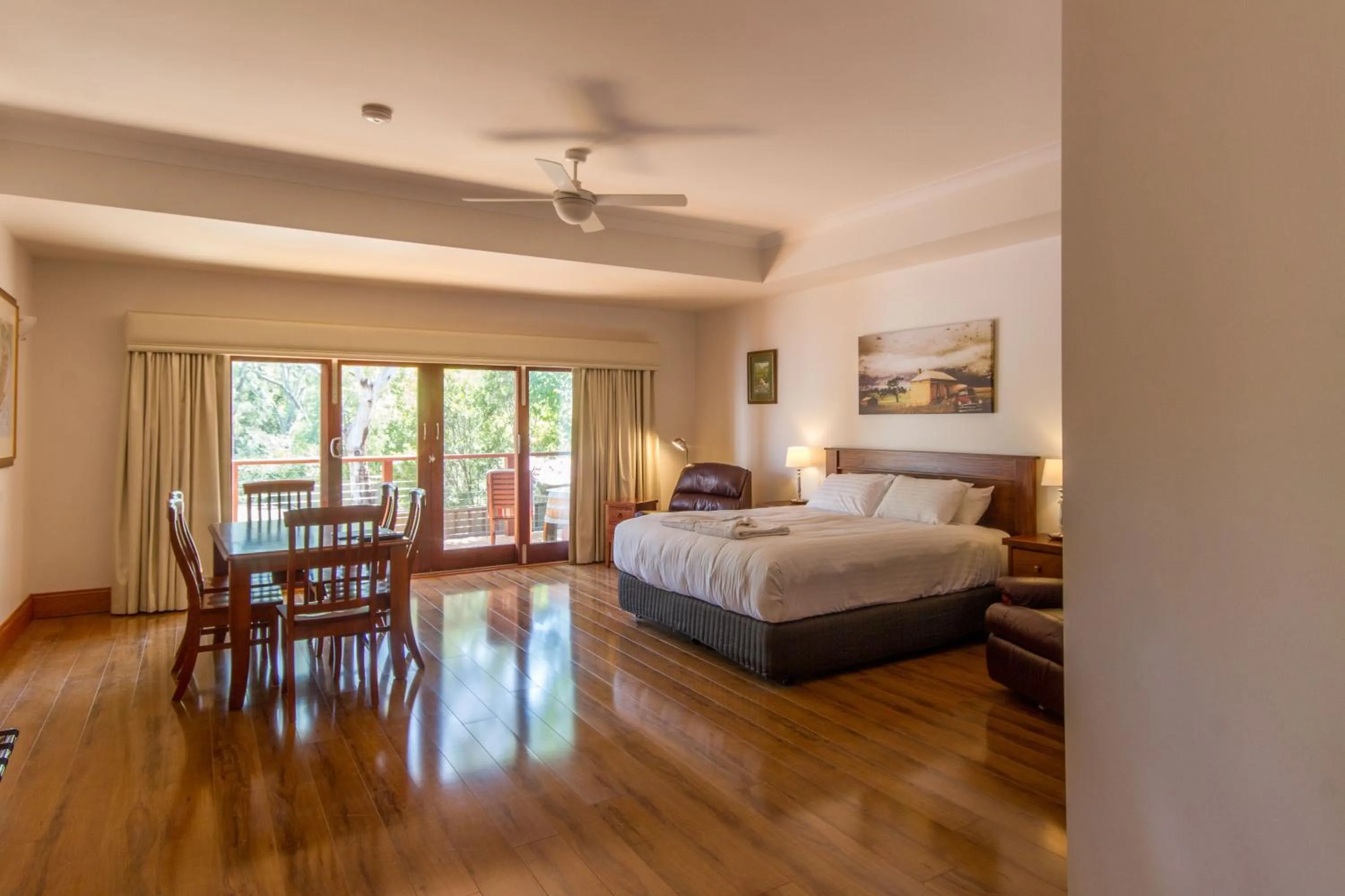 Bedroom, Bed in Birdwood Motel