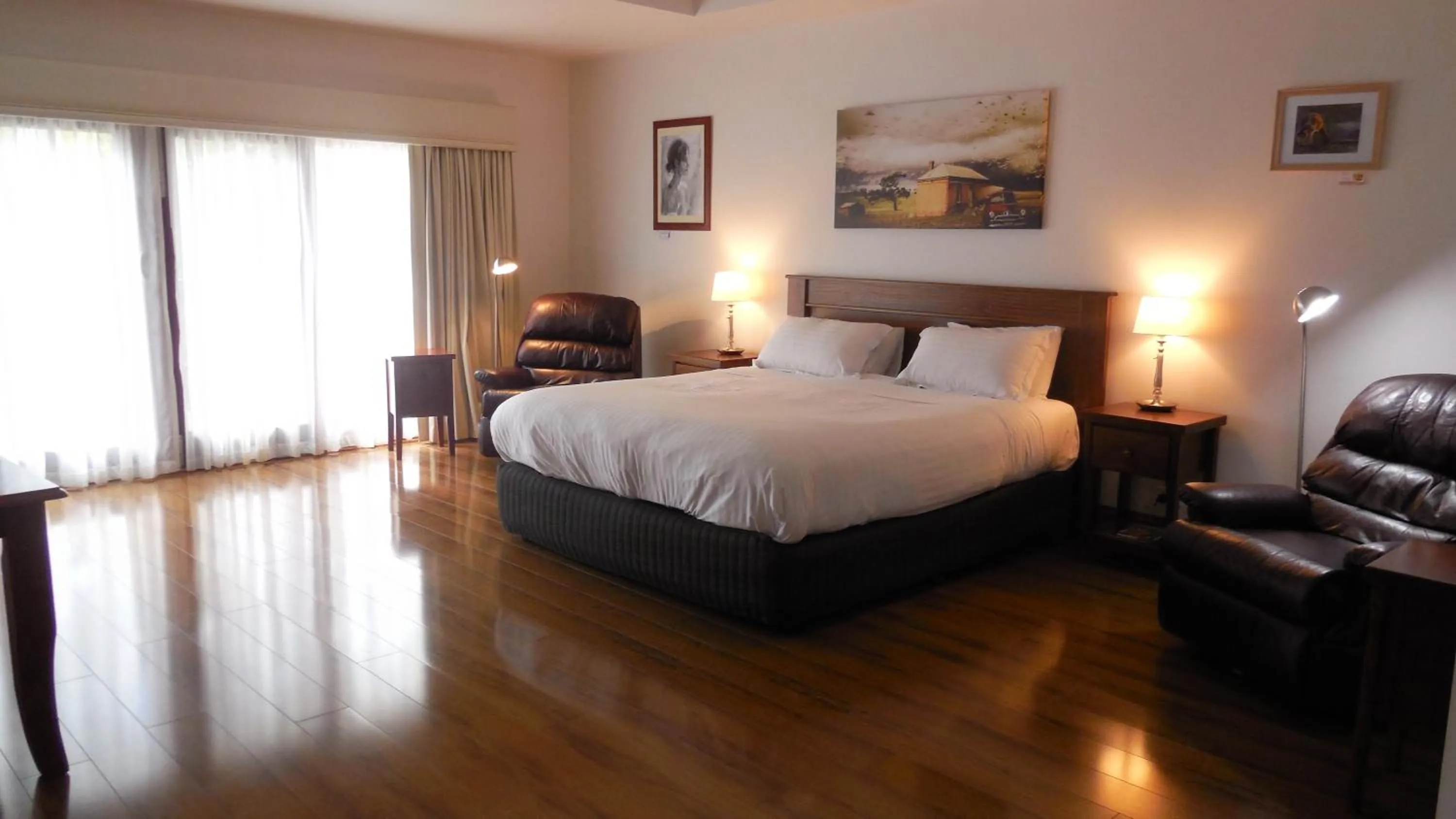 Photo of the whole room, Bed in Birdwood Motel