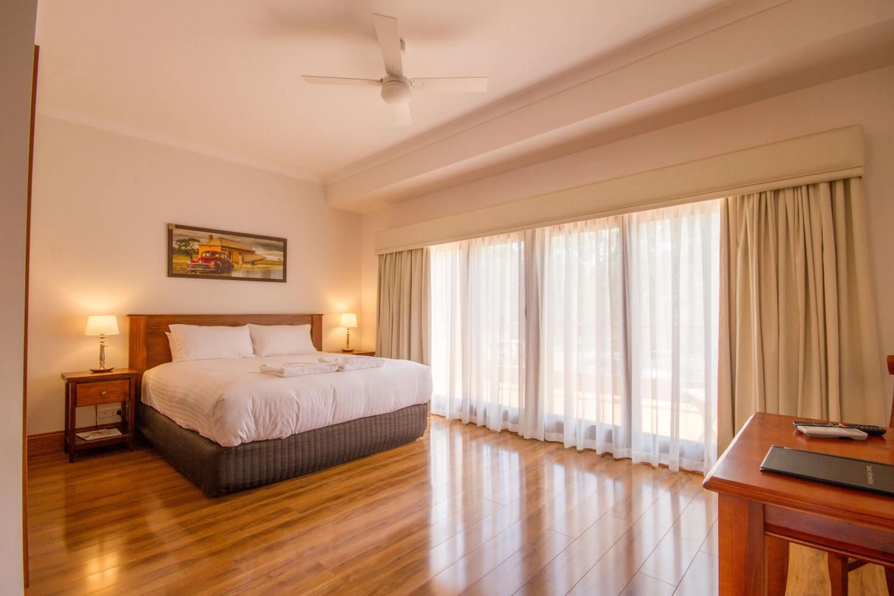 Balcony/Terrace, Bed in Birdwood Motel