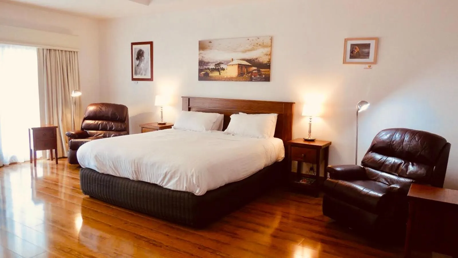 Photo of the whole room, Bed in Birdwood Motel