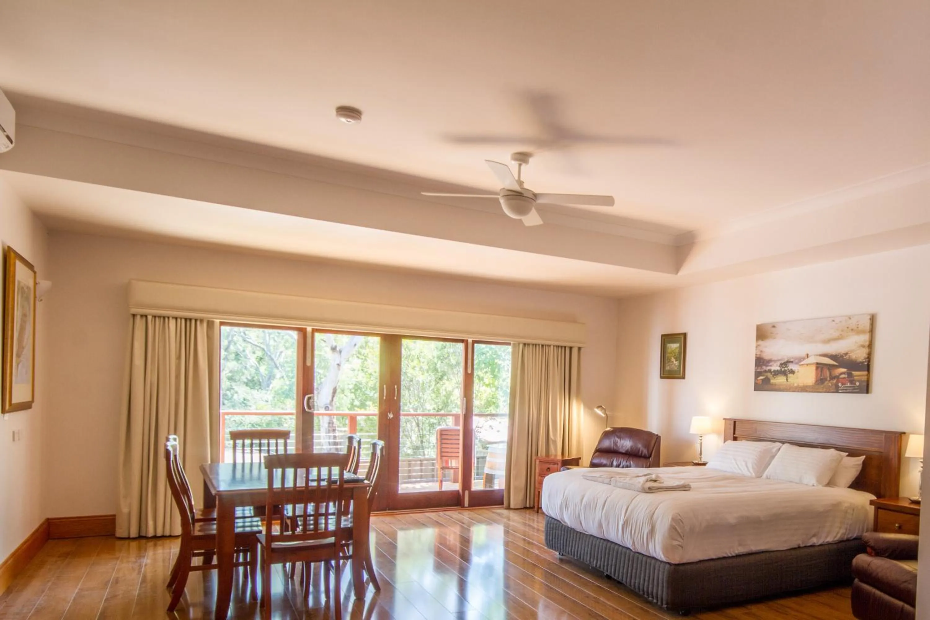 Bedroom, Bed in Birdwood Motel