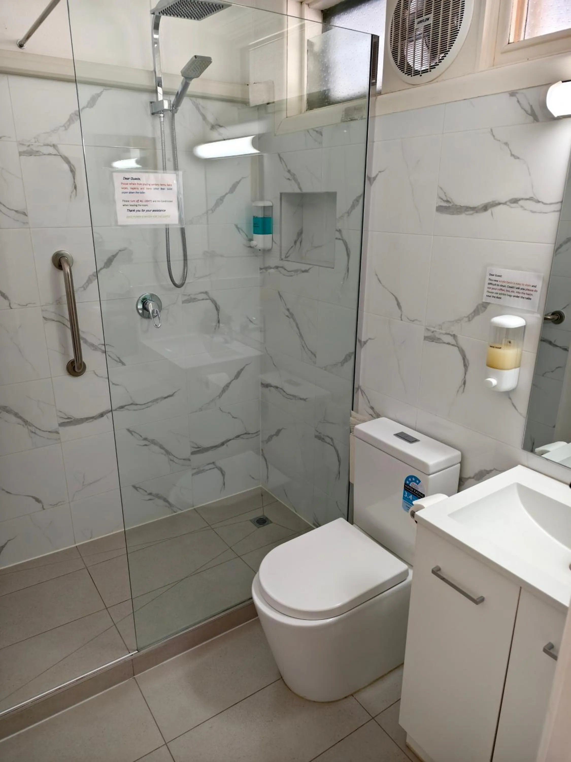 Bathroom in Donald Riverside Motel