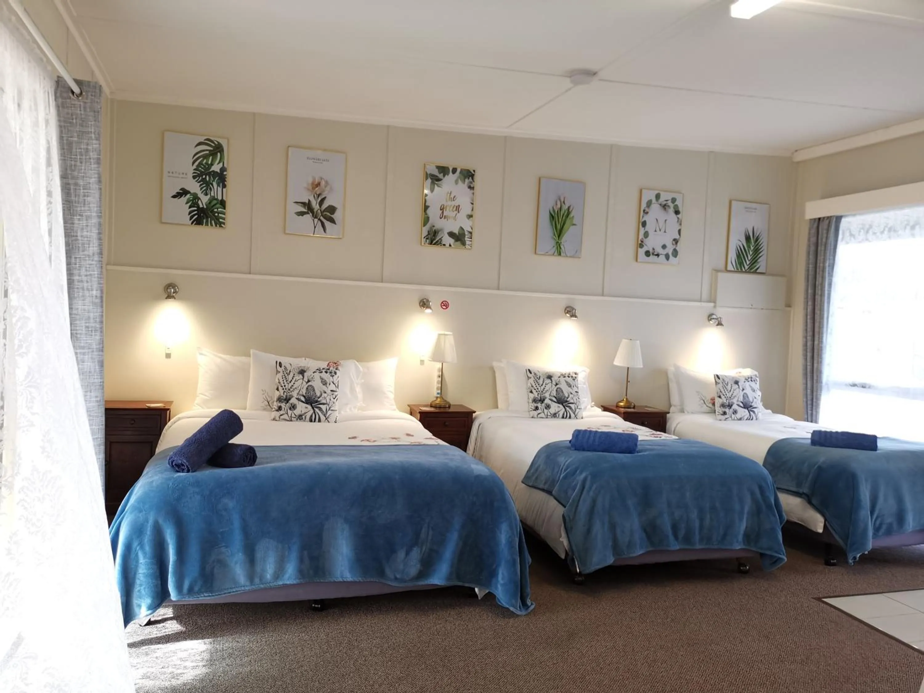 Family, Bed in Donald Riverside Motel