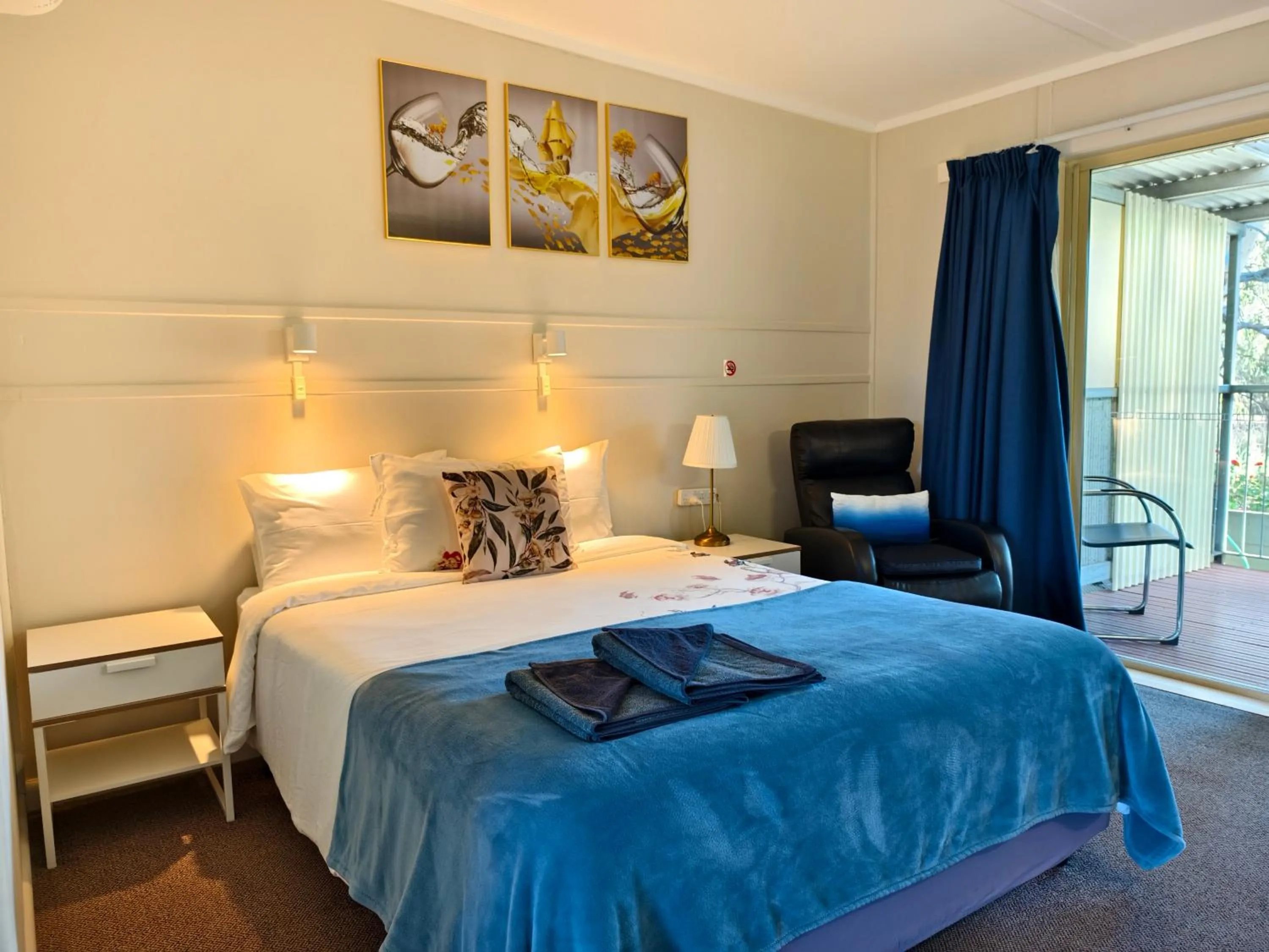 Bedroom, Bed in Donald Riverside Motel