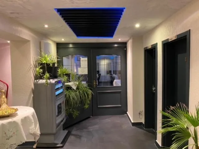 Restaurant/places to eat in Louis Hotels