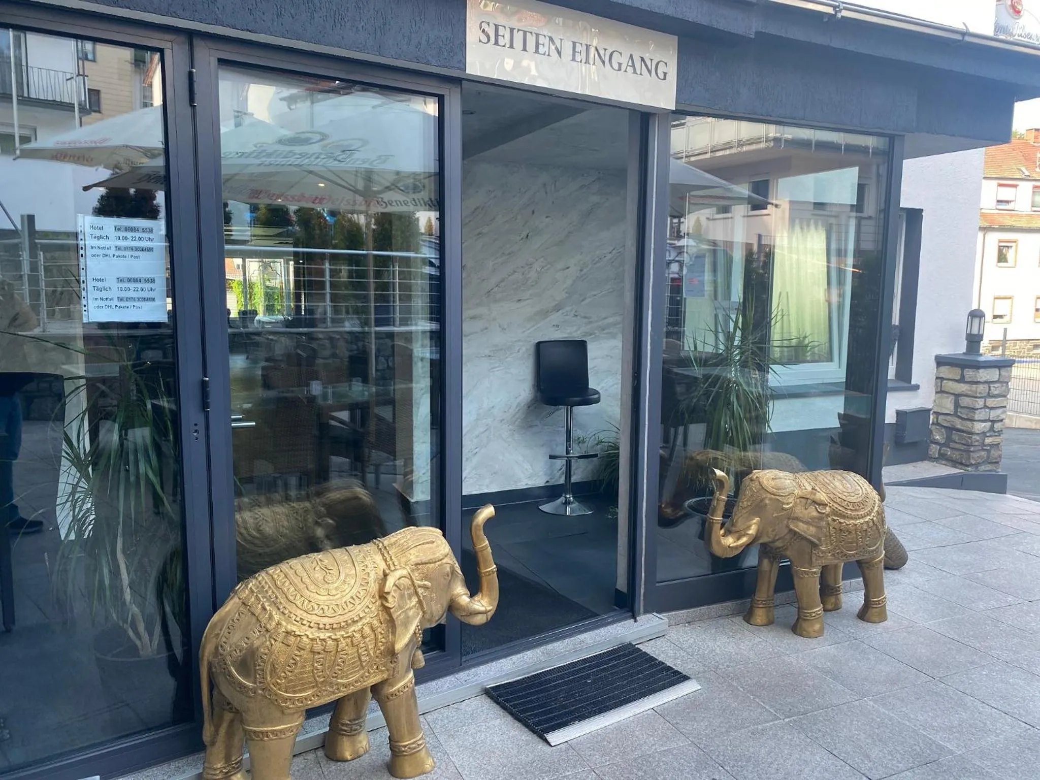 Restaurant/places to eat in Louis Hotels