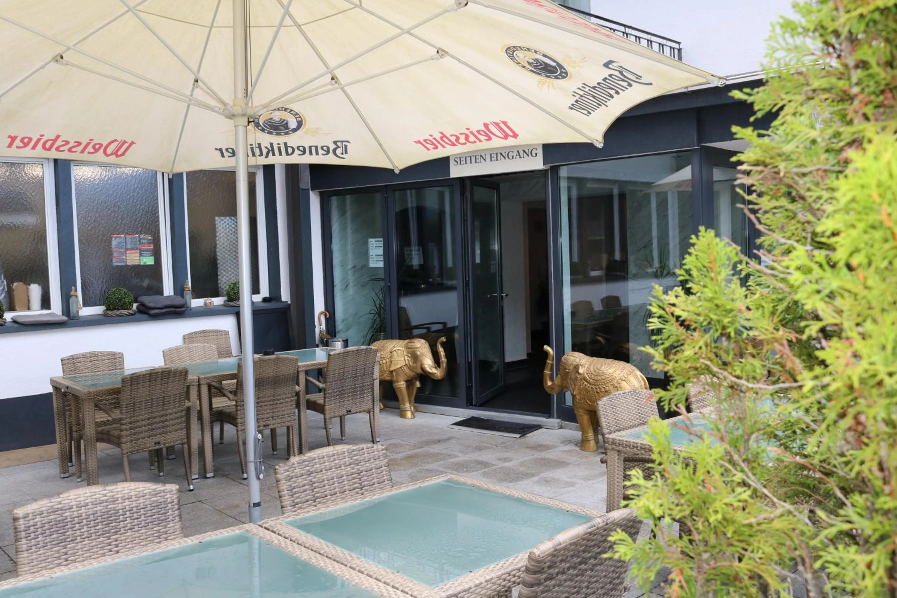 Restaurant/places to eat in Louis Hotels