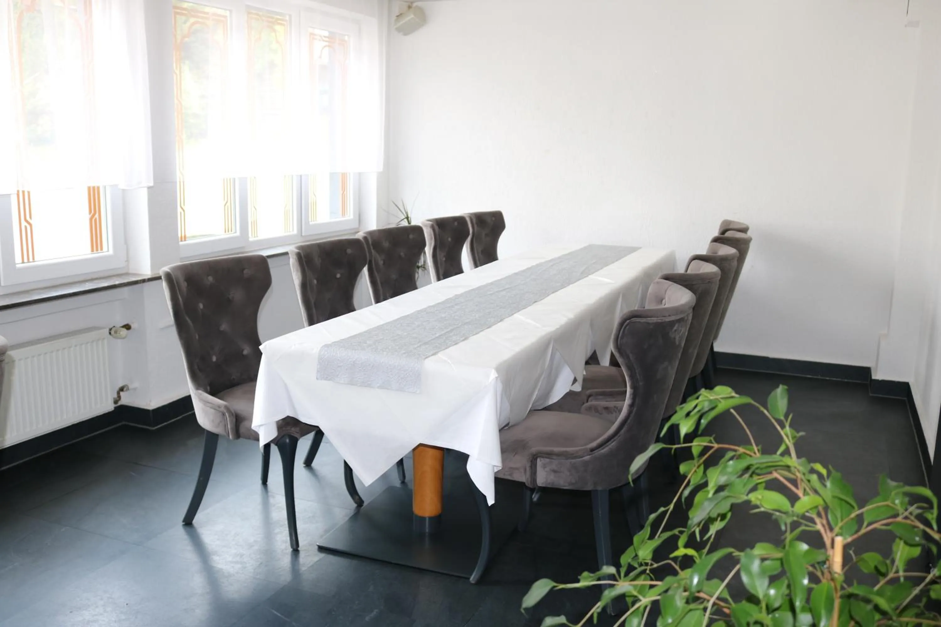 Restaurant/places to eat in Louis Hotels