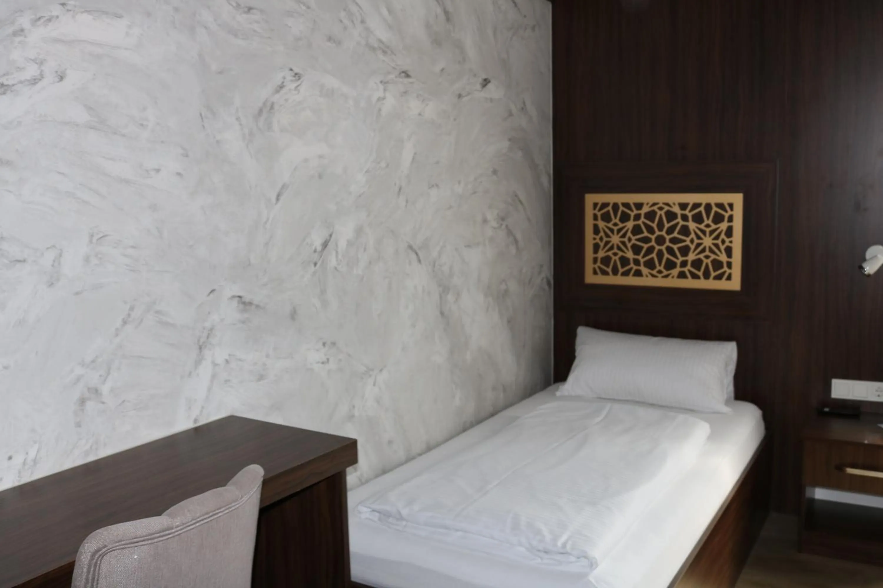 Bedroom, Bed in Louis Hotels