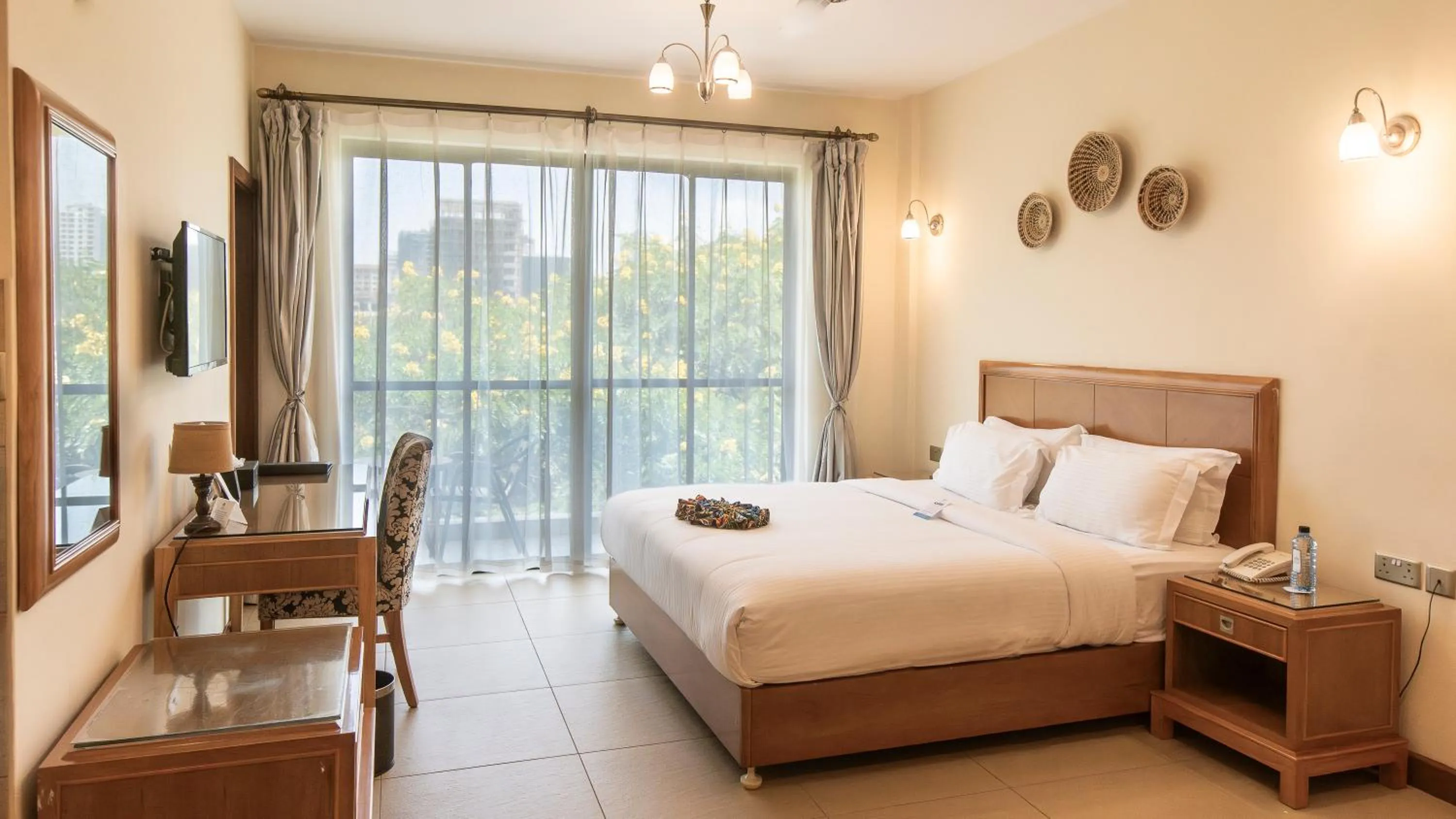 TV and multimedia, Bed in Lotos Inn & Suites, Nairobi