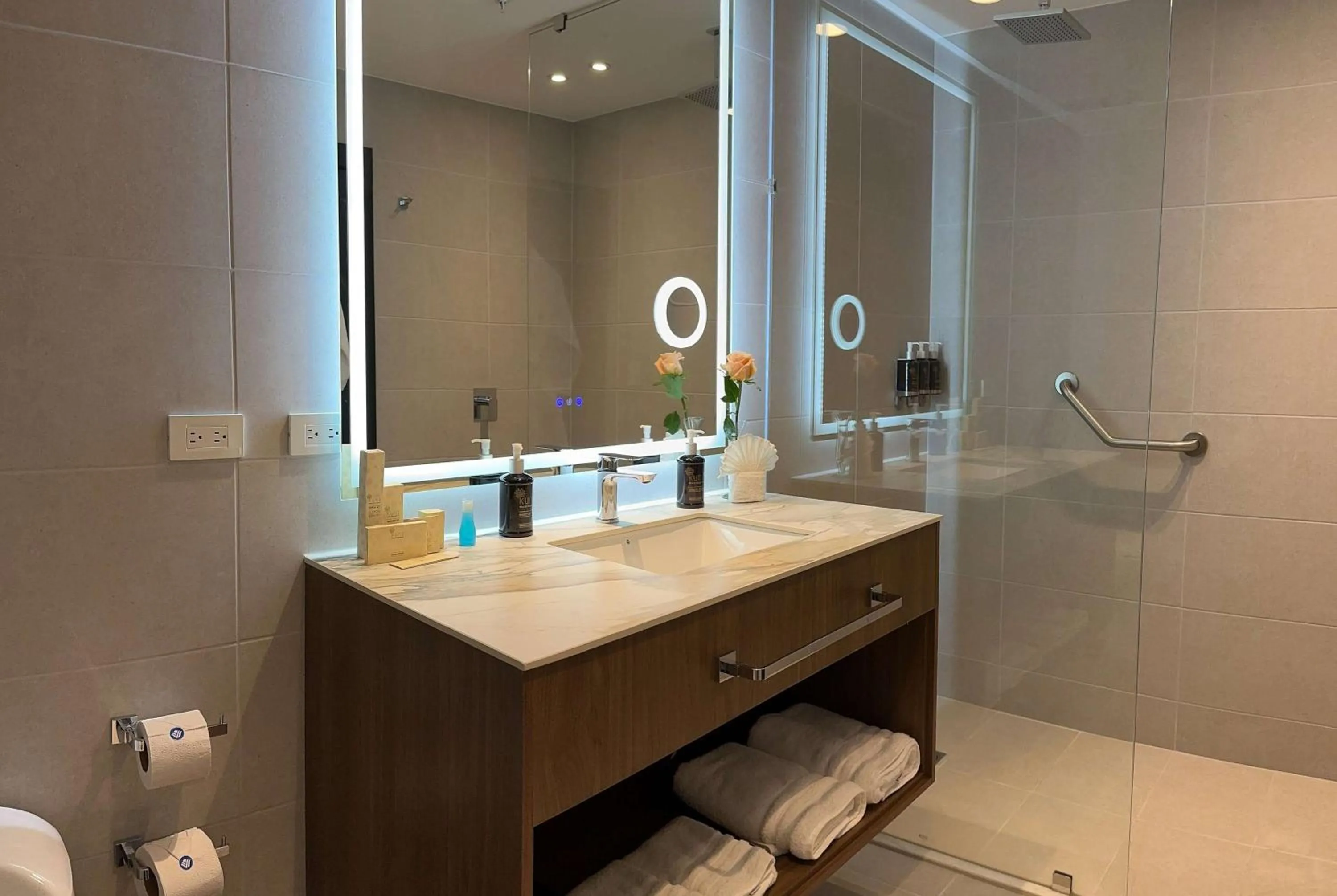 Photo of the whole room in Wyndham Quito Airport