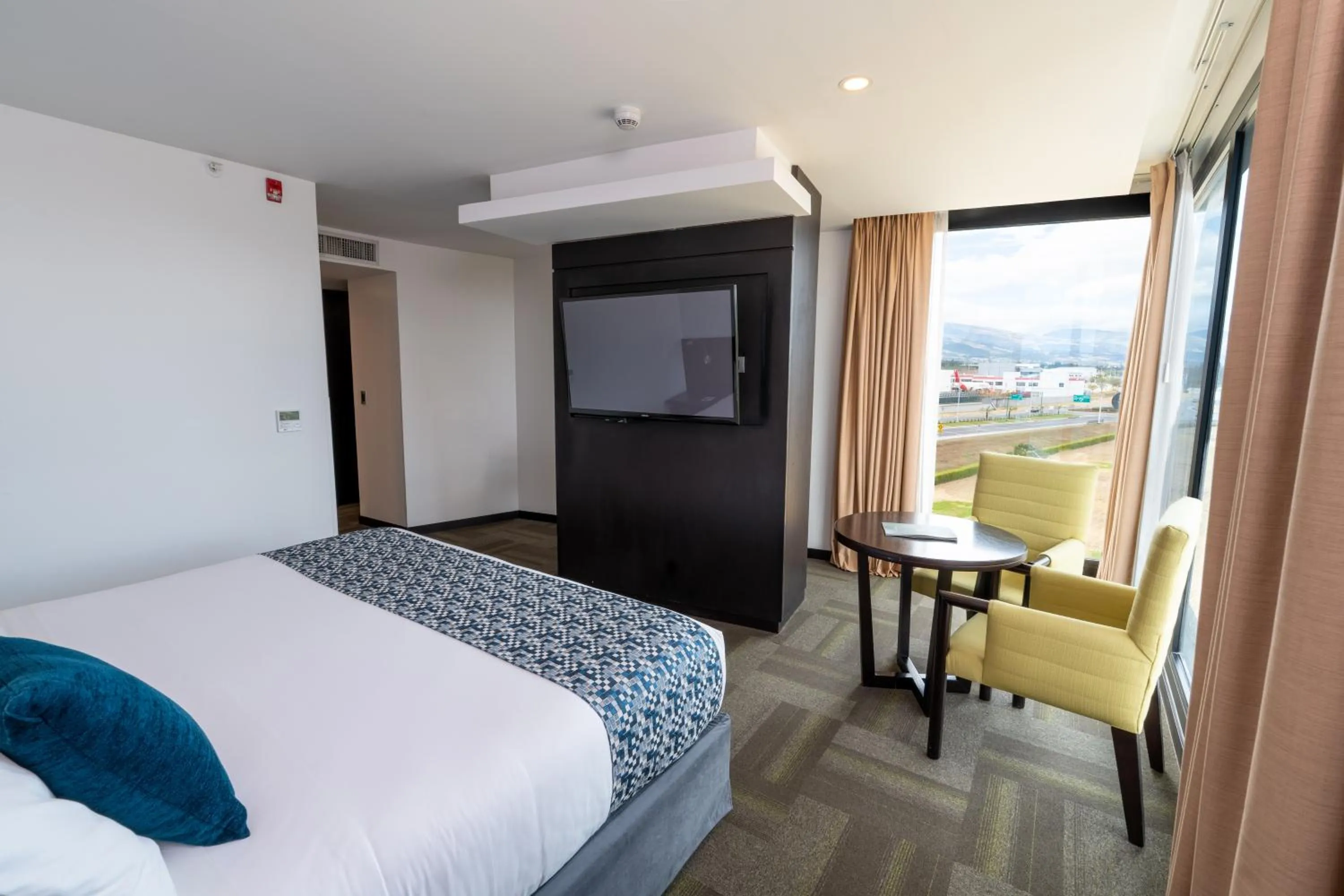 Photo of the whole room, Bed in Wyndham Quito Airport