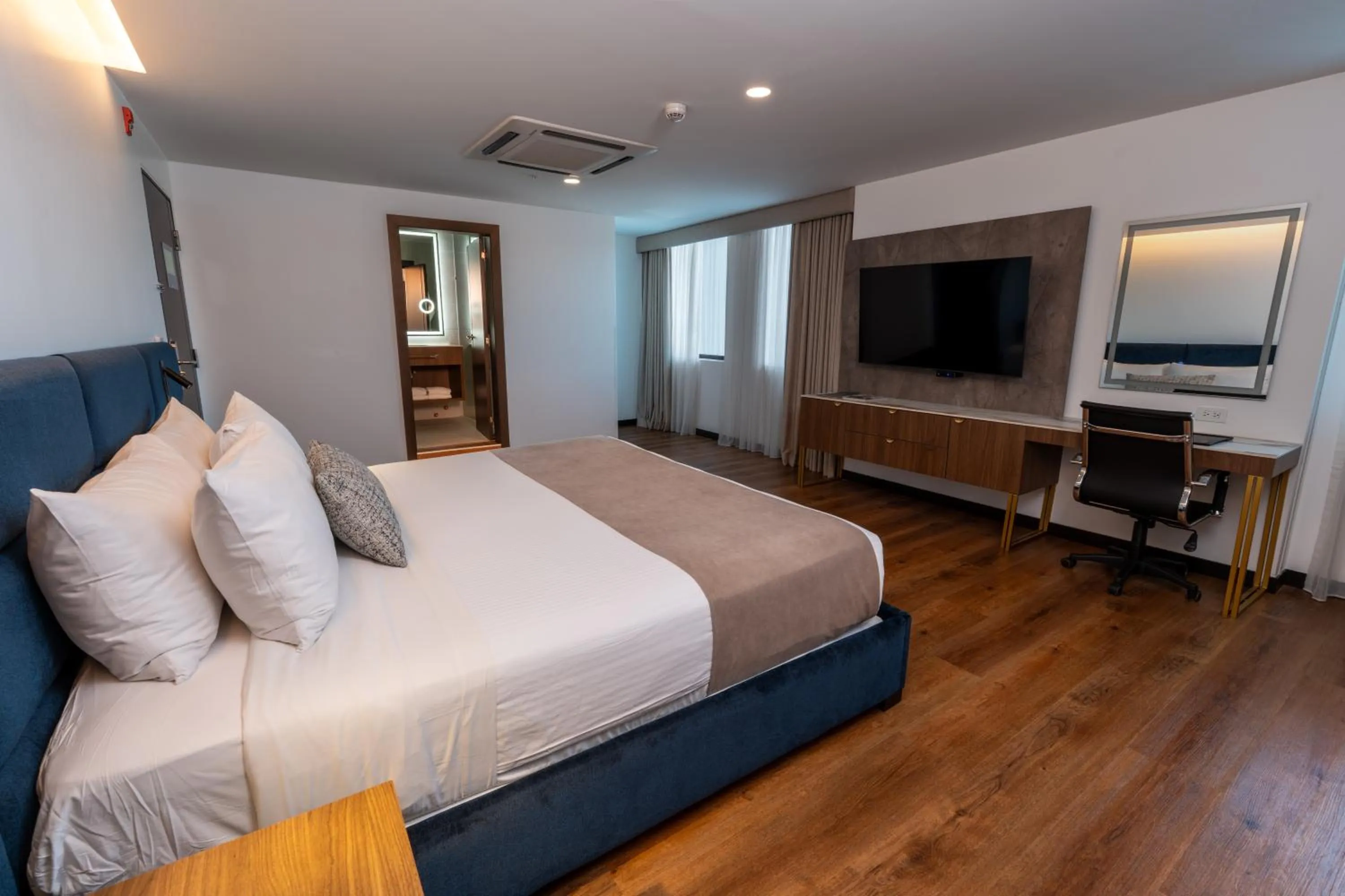 Photo of the whole room, Bed in Wyndham Quito Airport