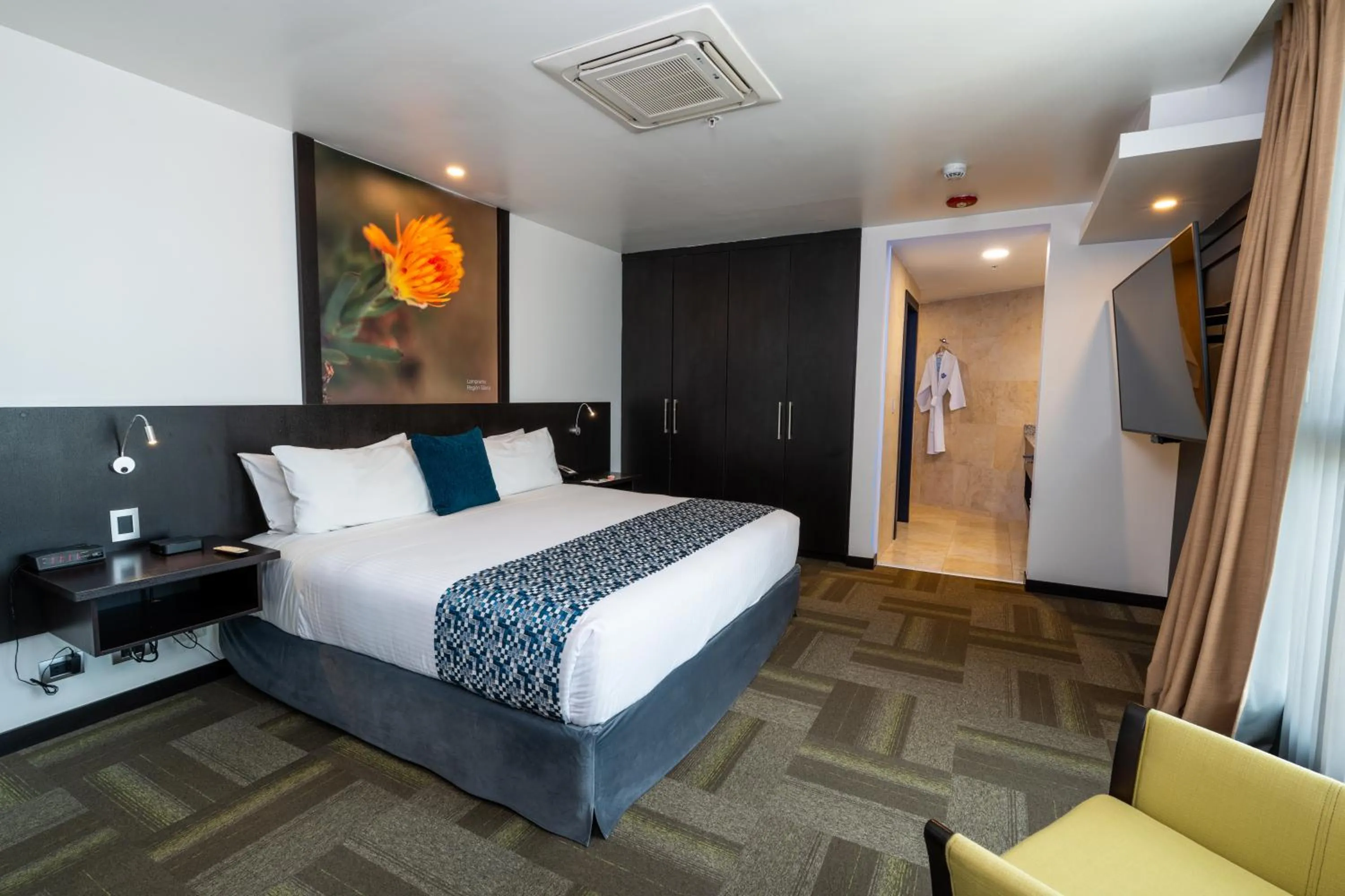 Photo of the whole room, Bed in Wyndham Quito Airport