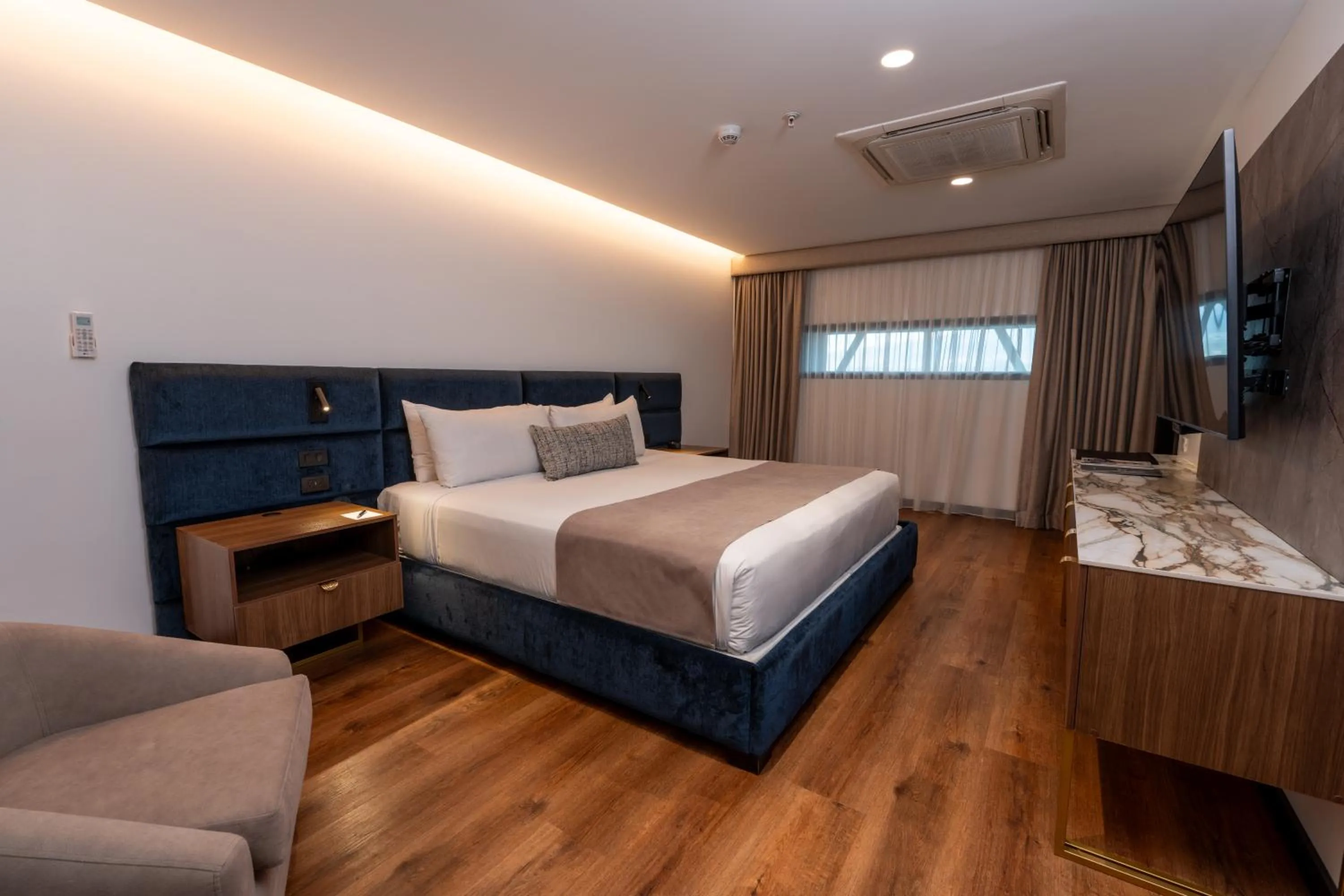 Photo of the whole room, Bed in Wyndham Quito Airport