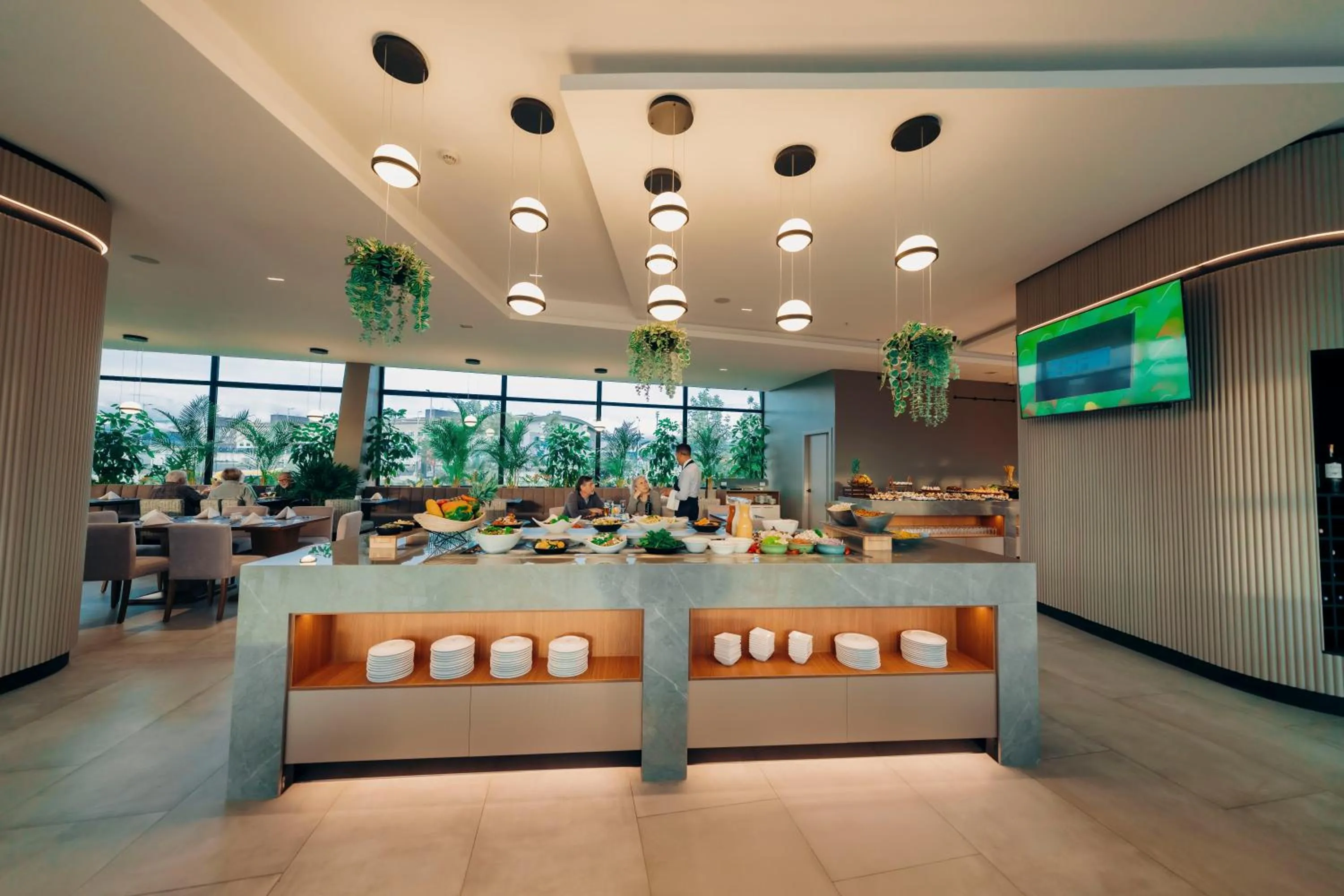 Restaurant/places to eat in Wyndham Quito Airport