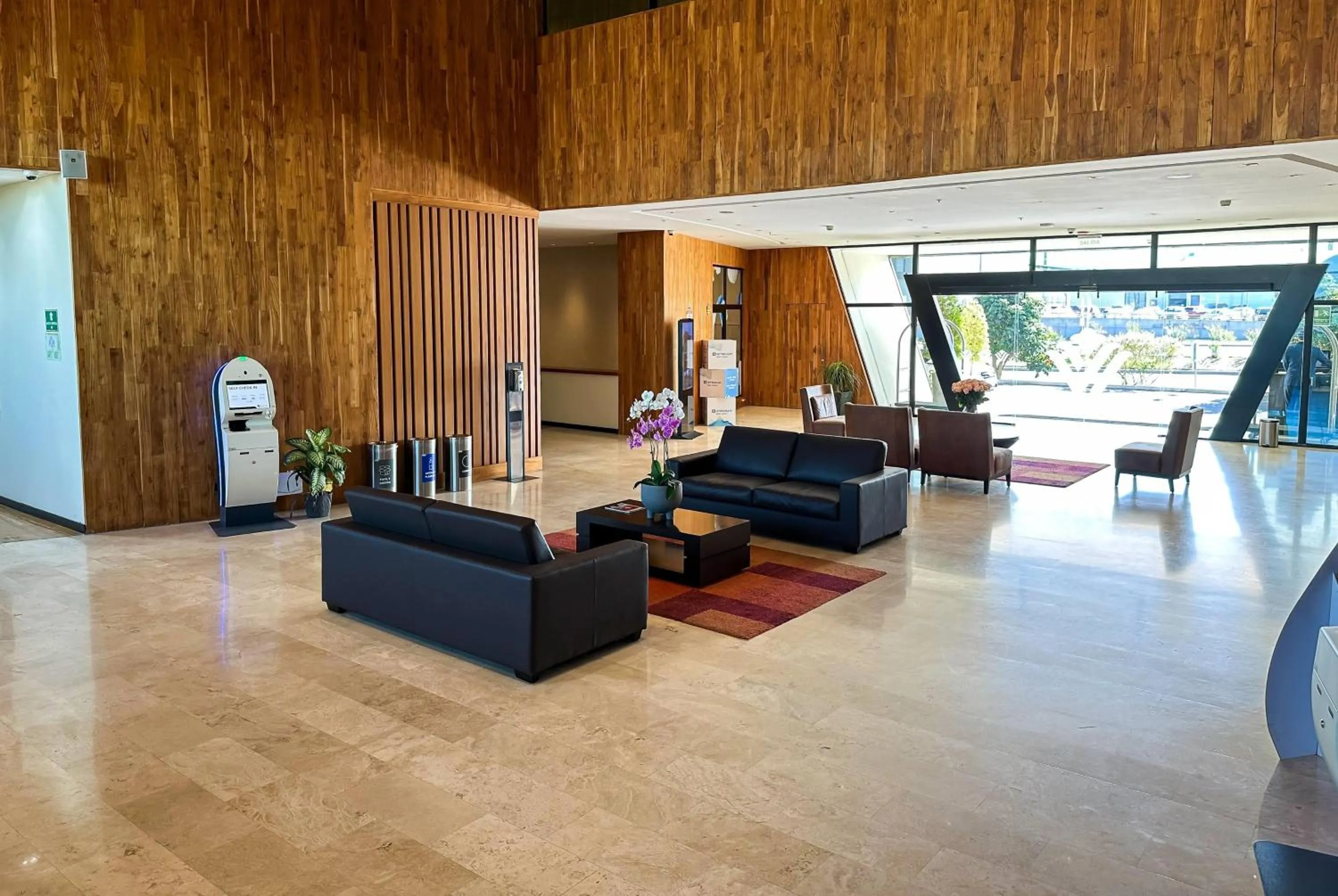 Lobby or reception in Wyndham Quito Airport