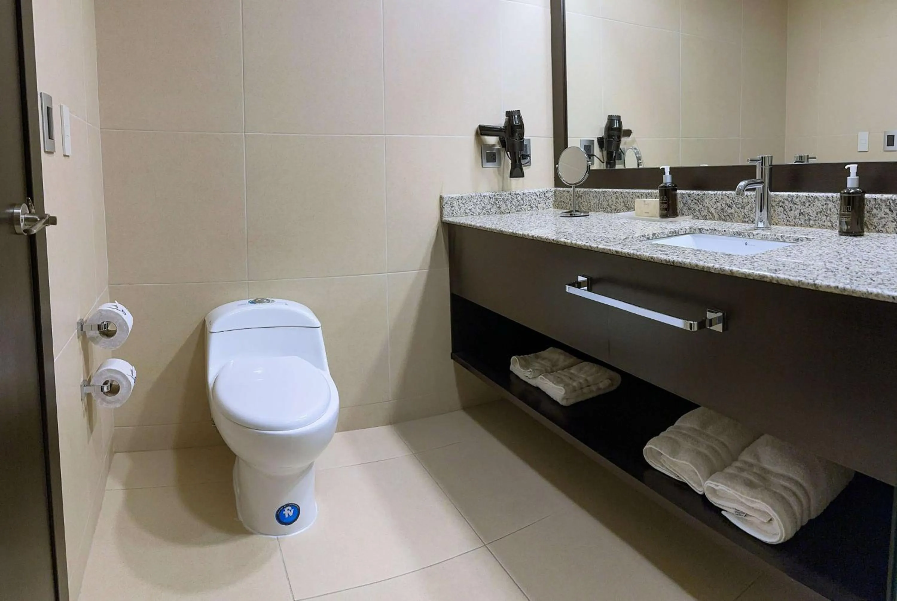 Photo of the whole room in Wyndham Quito Airport