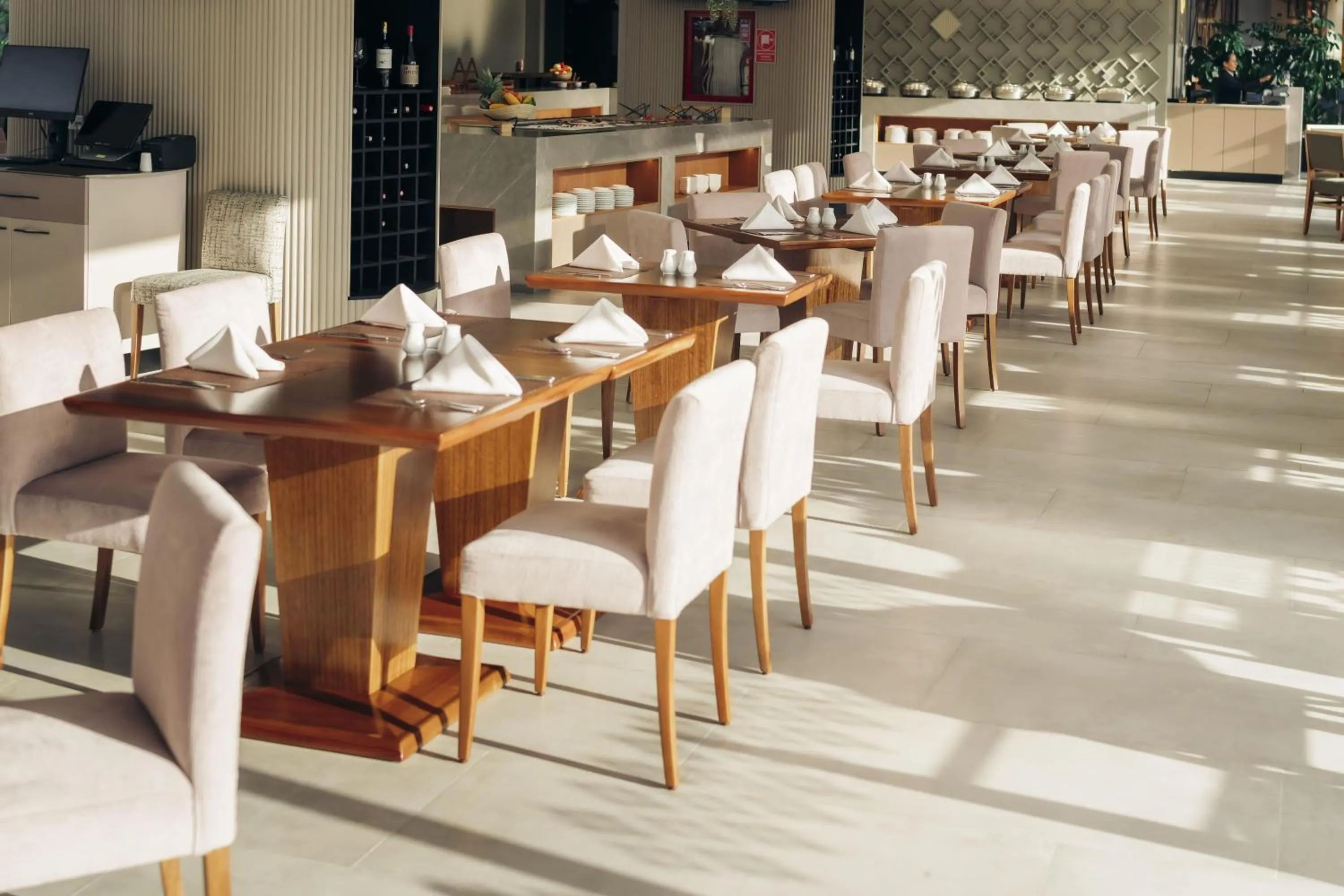 Restaurant/places to eat in Wyndham Quito Airport