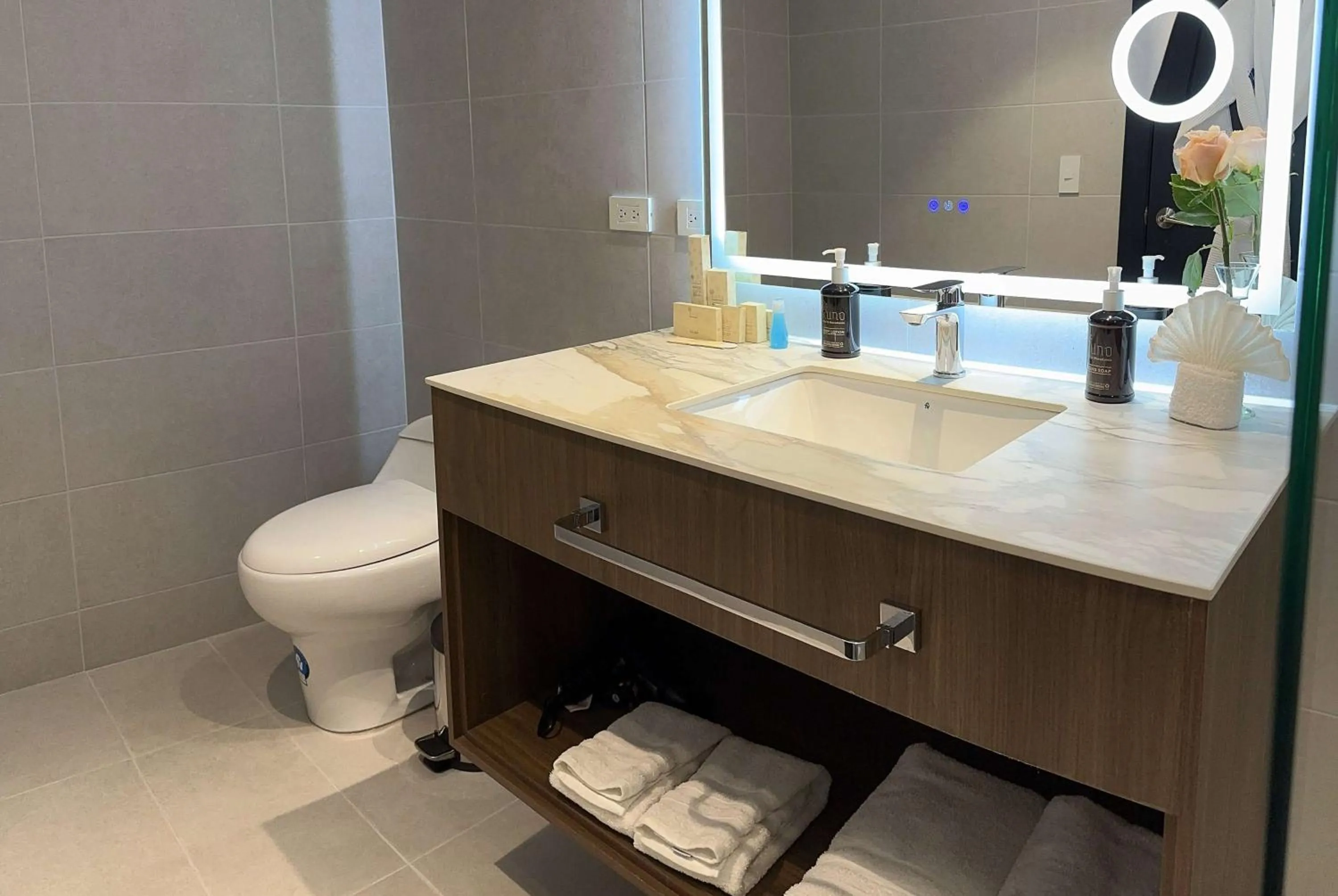 Photo of the whole room in Wyndham Quito Airport