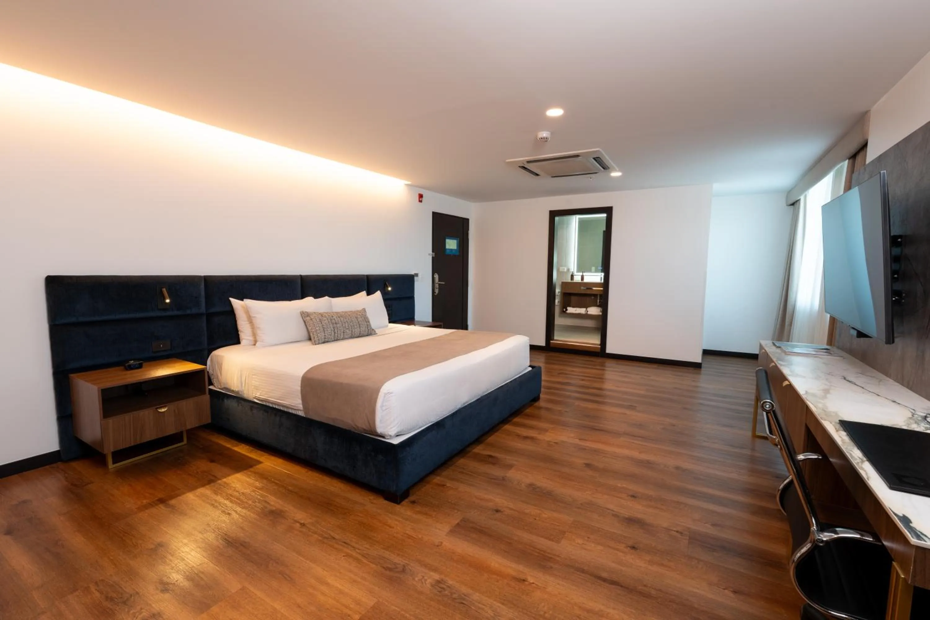 Photo of the whole room, Bed in Wyndham Quito Airport