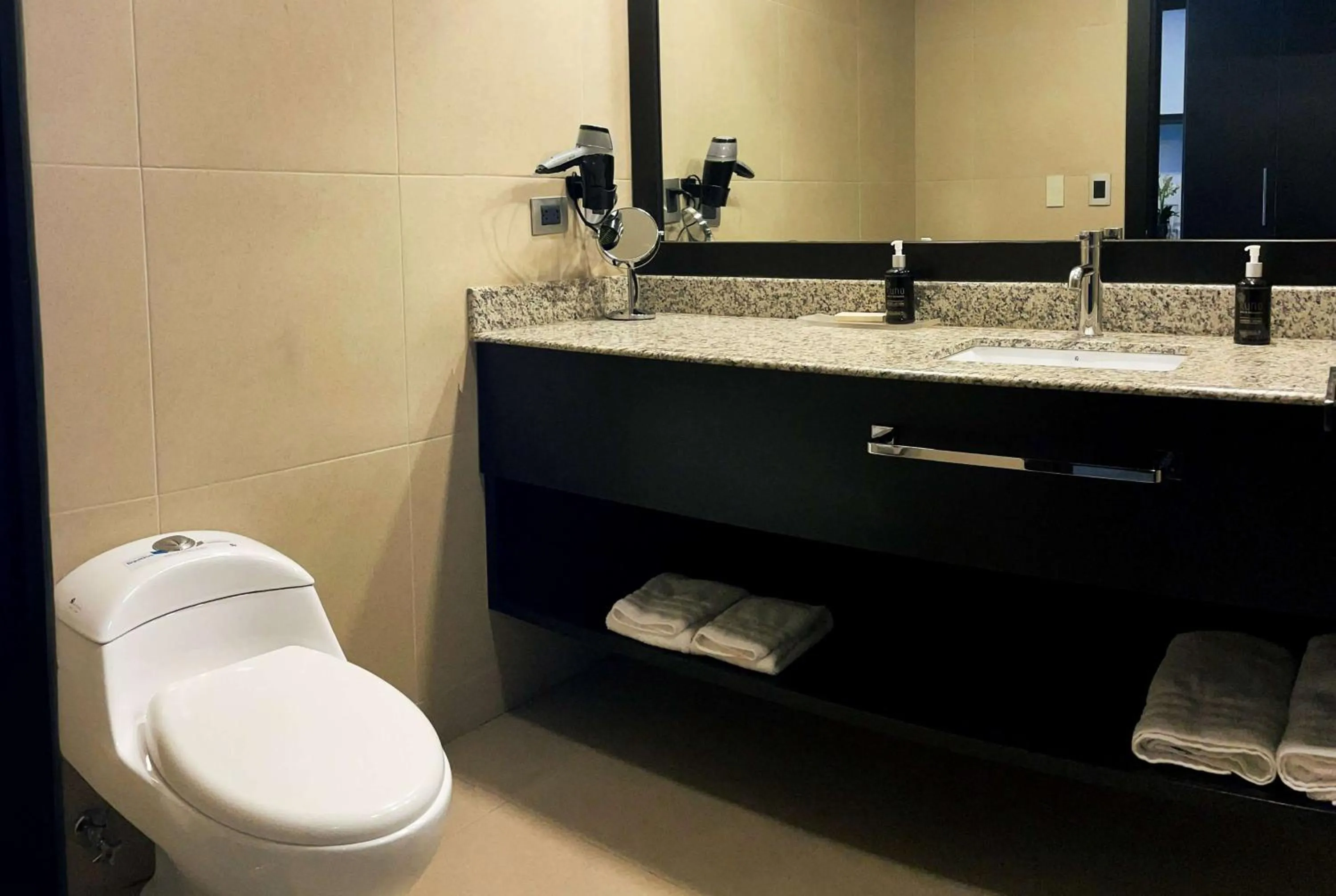 Photo of the whole room in Wyndham Quito Airport