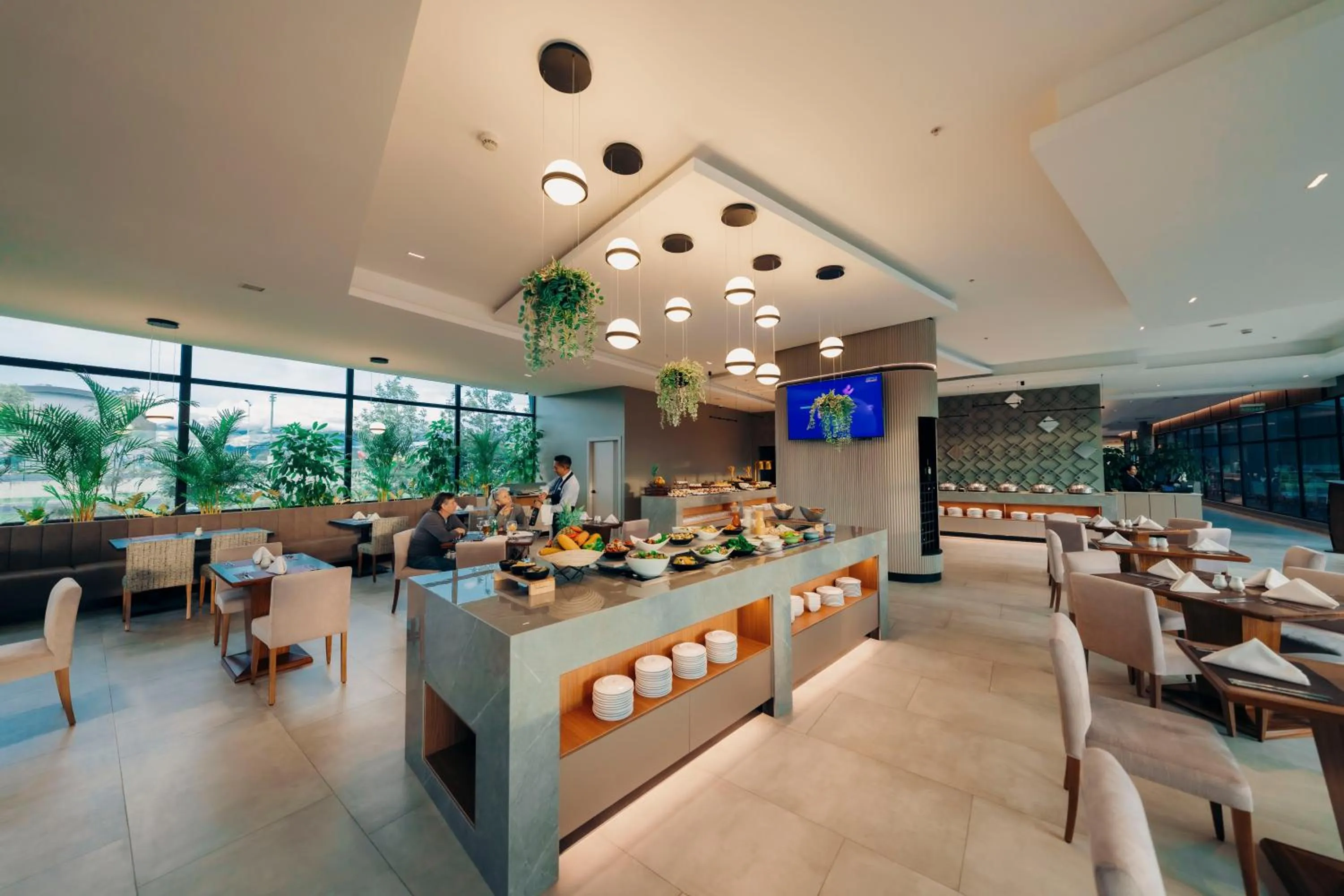 Restaurant/places to eat in Wyndham Quito Airport