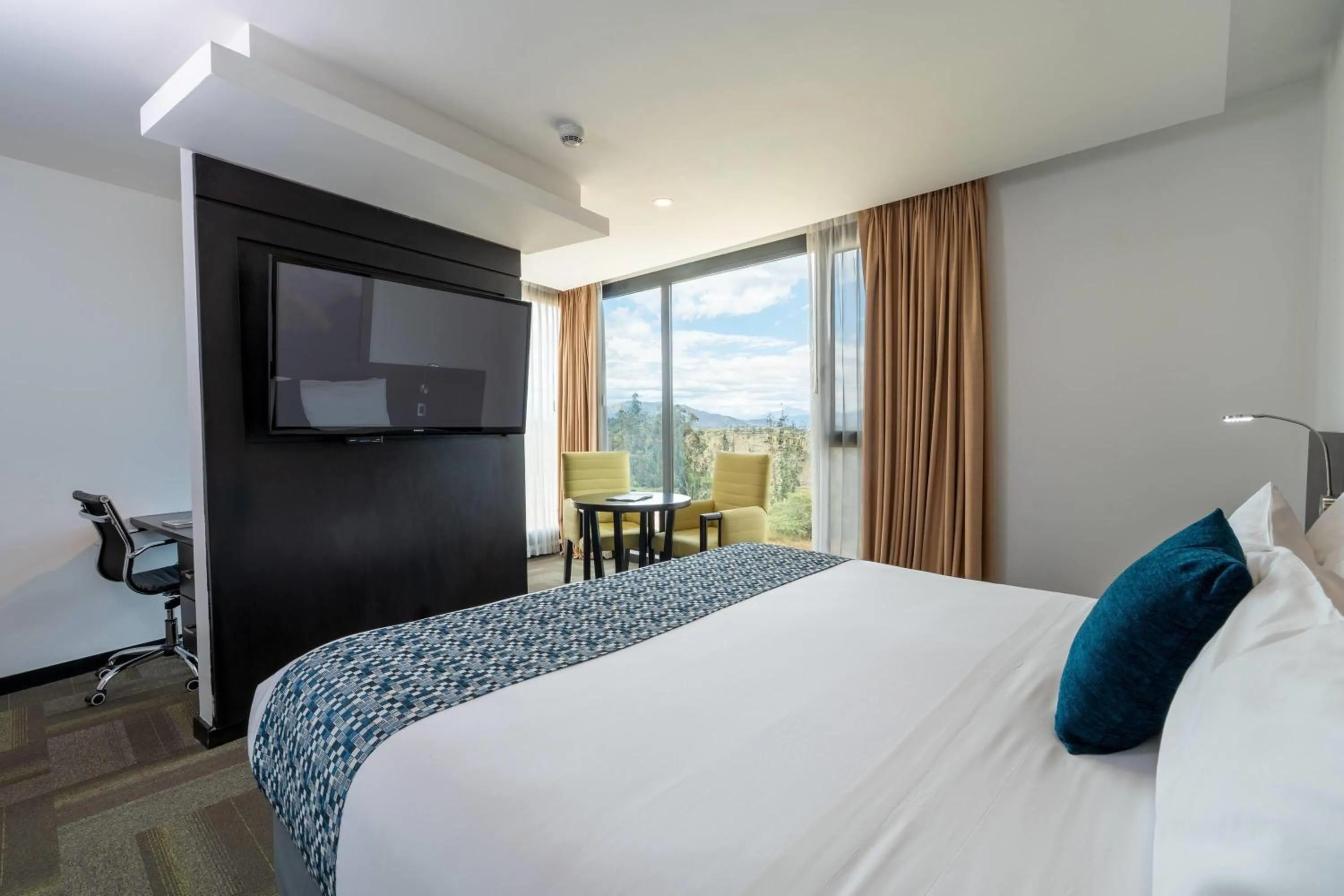 Photo of the whole room, Bed in Wyndham Quito Airport