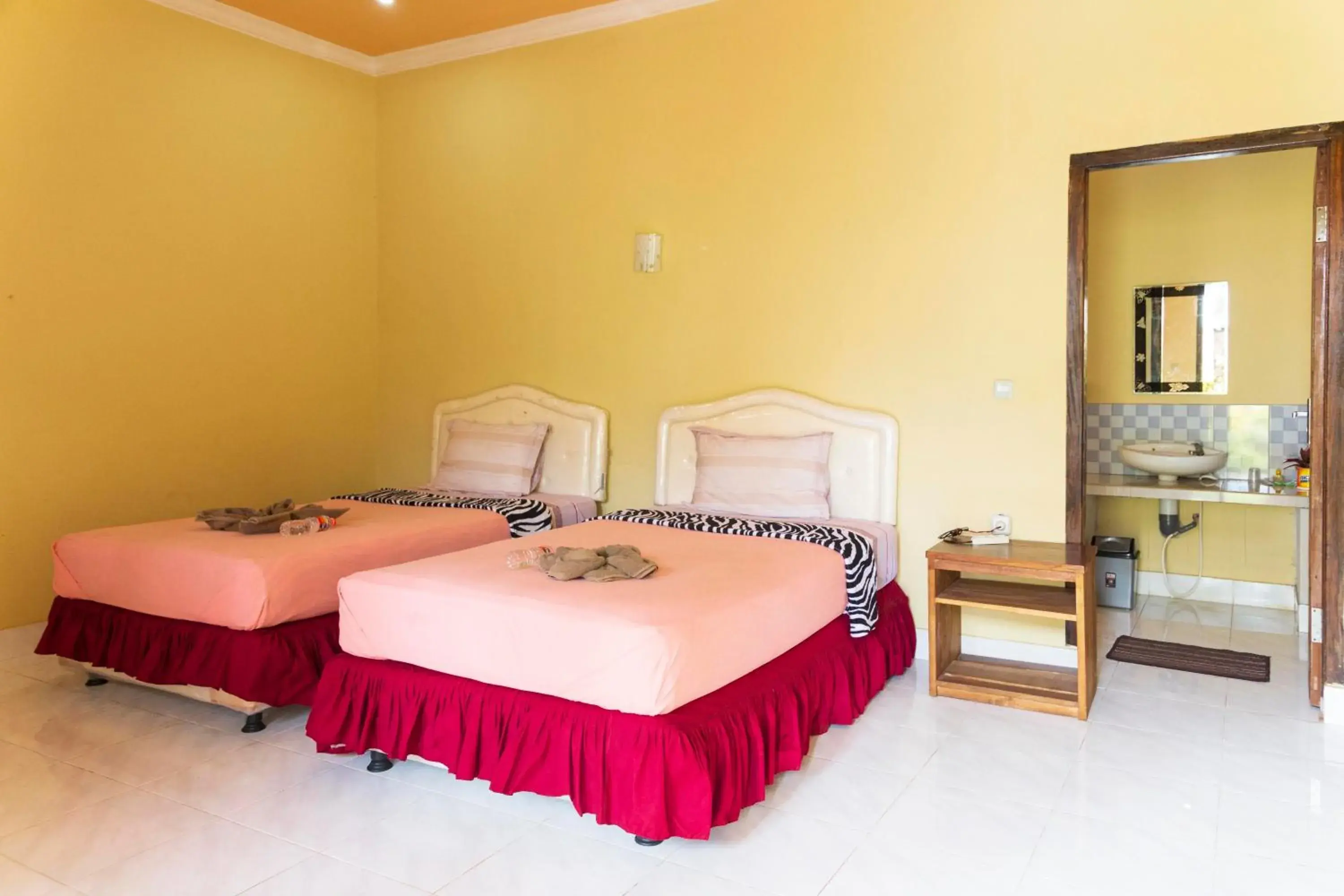 Deluxe Twin Room in Pondok Guru Bakti Cottage Deluxe Twin Room in Pondok Guru Bakti Cottage