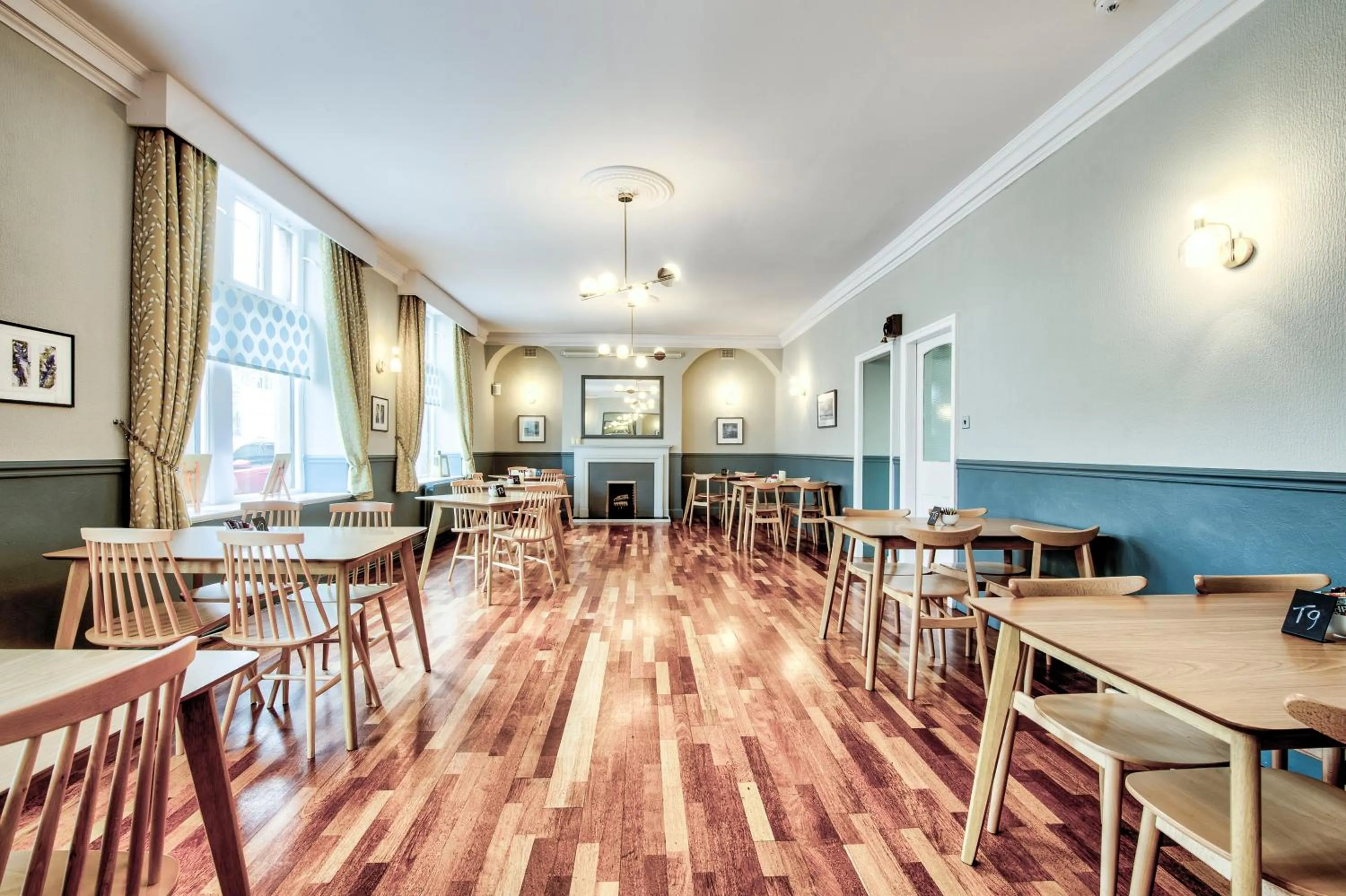 Restaurant/places to eat in The Castle Hotel