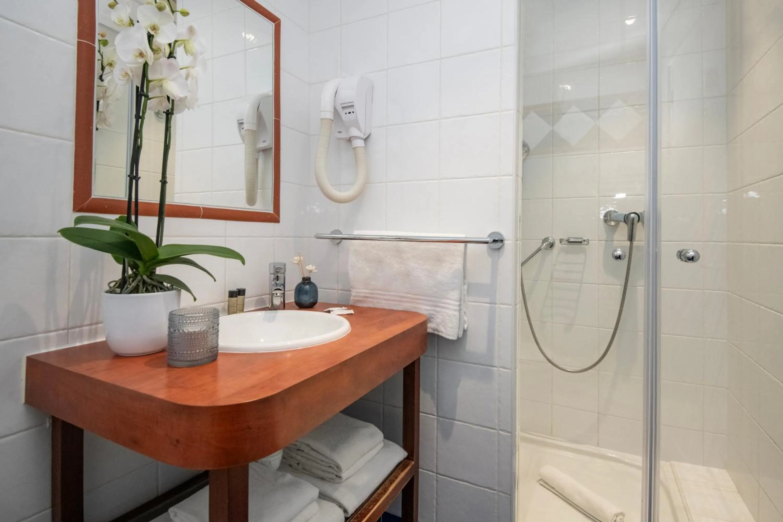 Shower in Hôtel Vendôme Menton