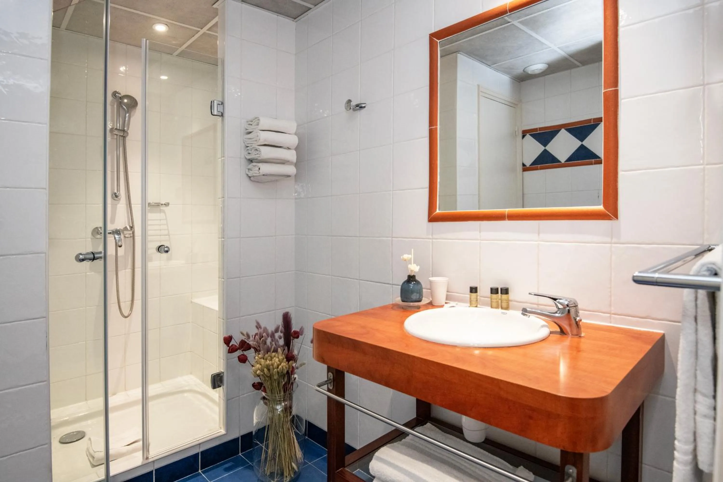 Shower in Hôtel Vendôme Menton