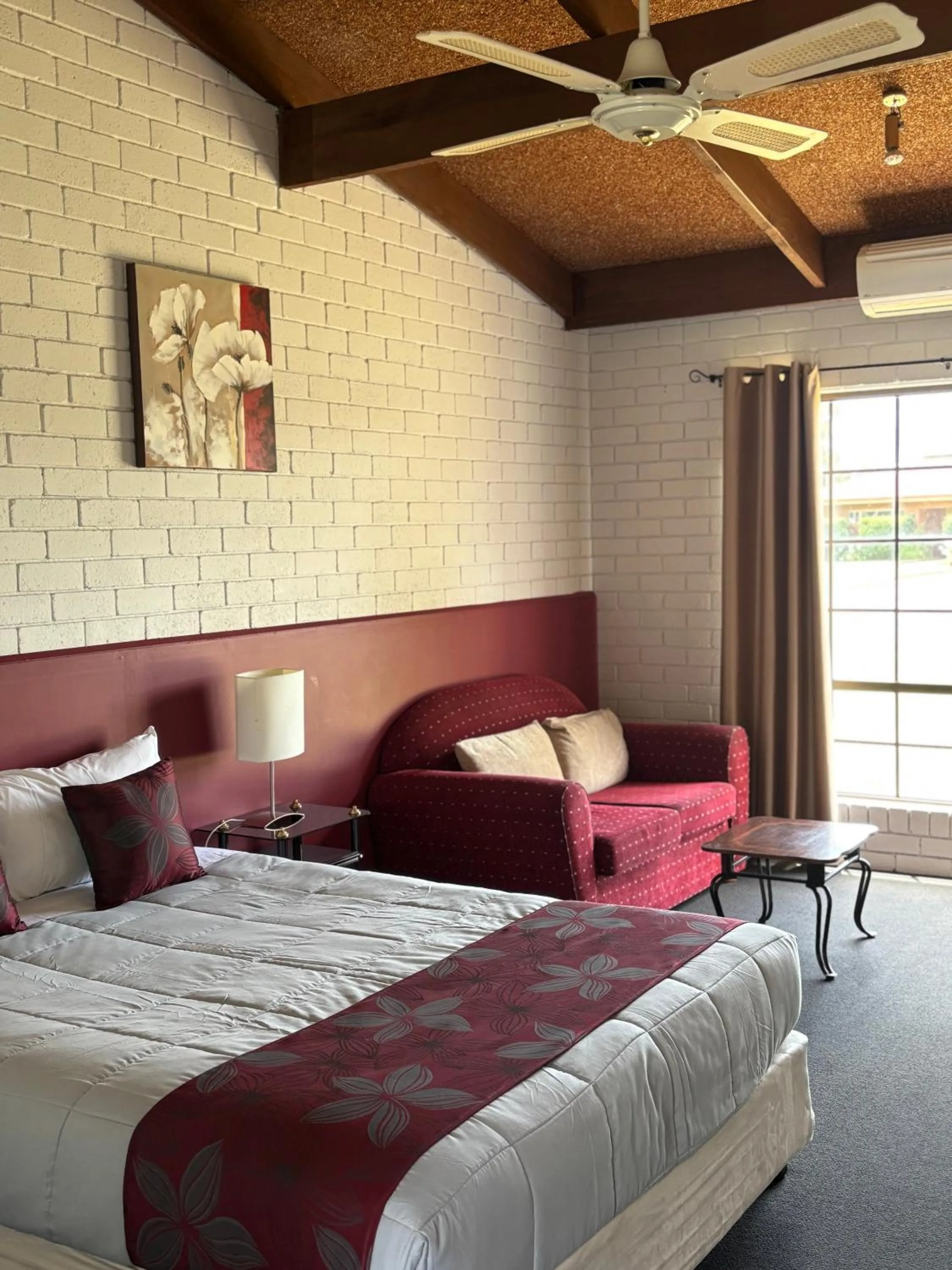 Bedroom, Bed in Bakery Park Motor Inn