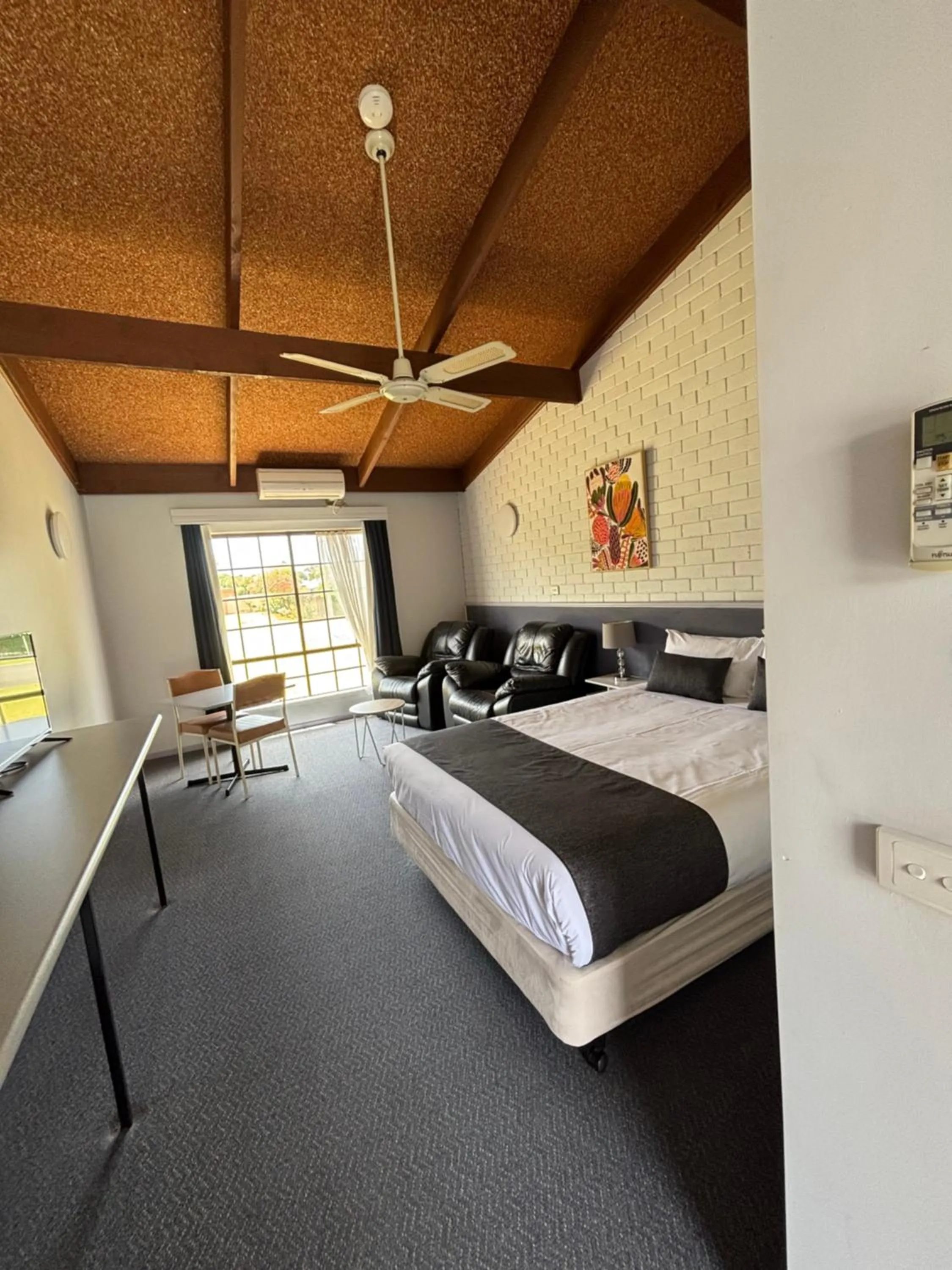 Photo of the whole room, Bed in Bakery Park Motor Inn