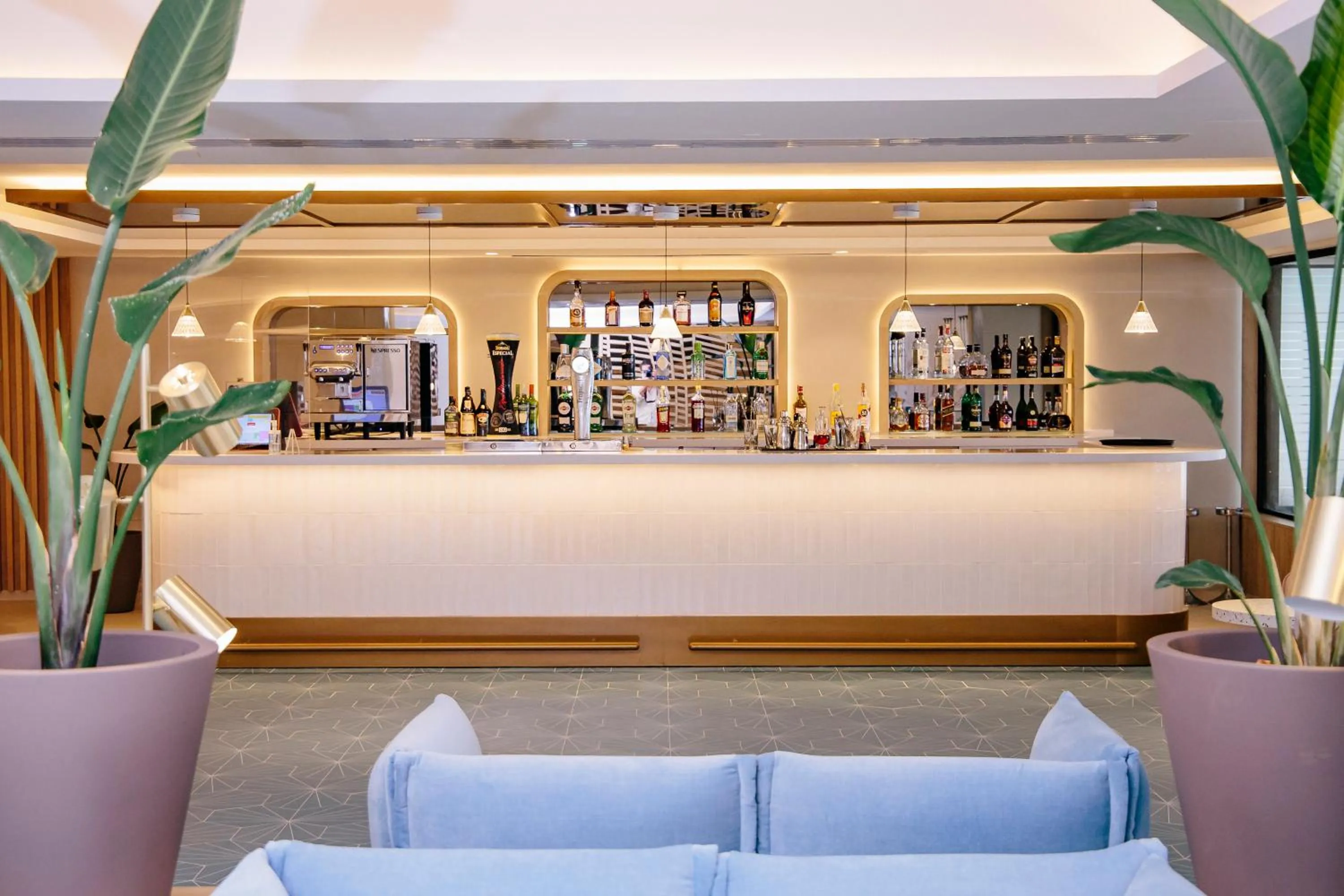 Lounge or bar in Hotel Cristina by Tigotan Las Palmas - Adults Only