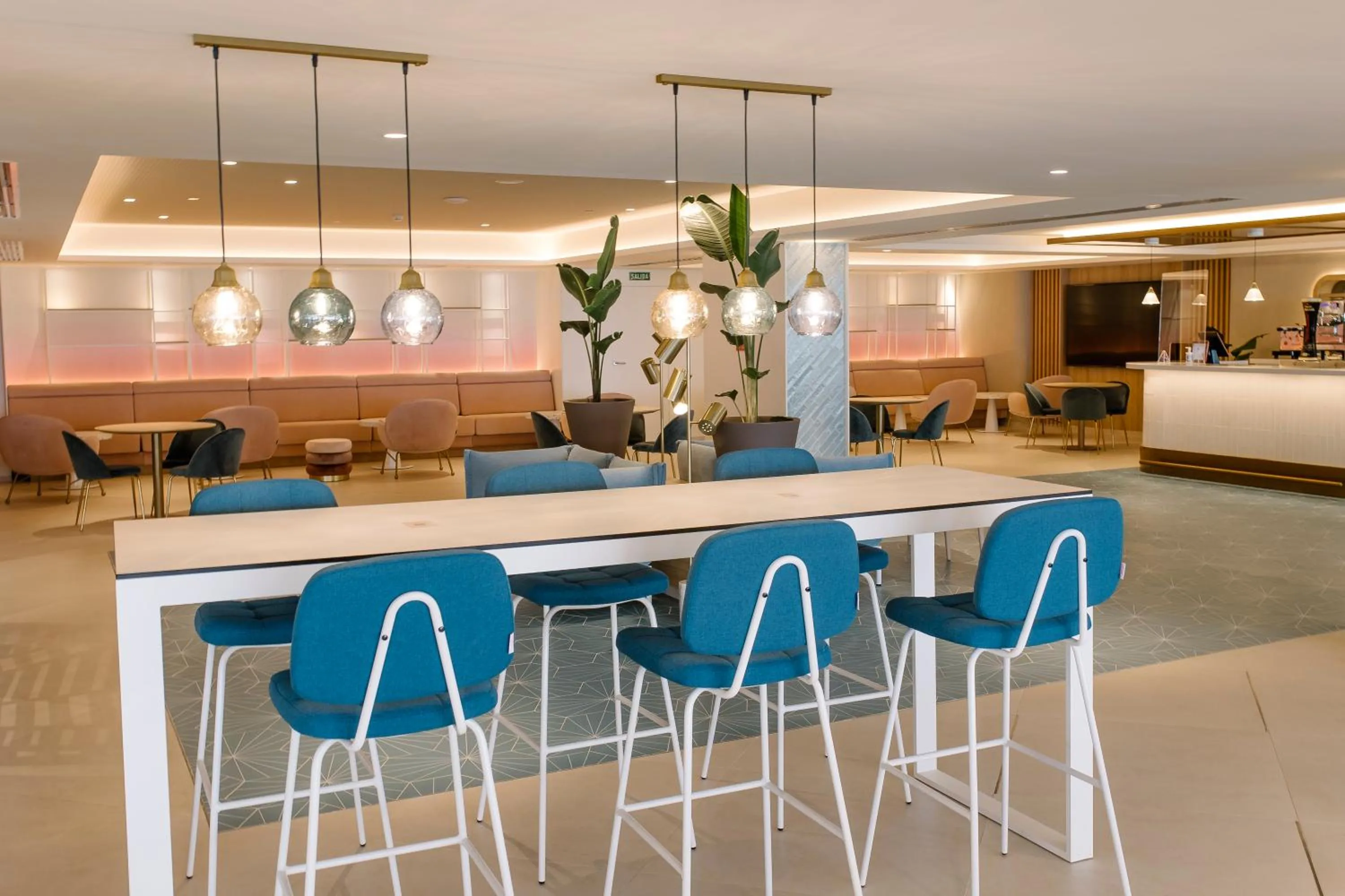 Lounge or bar in Hotel Cristina by Tigotan Las Palmas - Adults Only