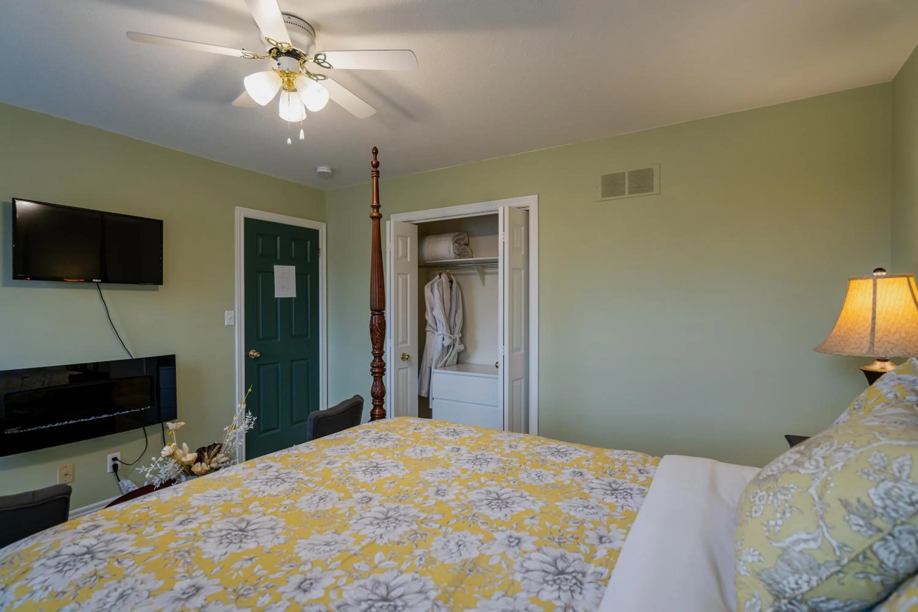 Photo of the whole room, Bed in Old Town Country Landing