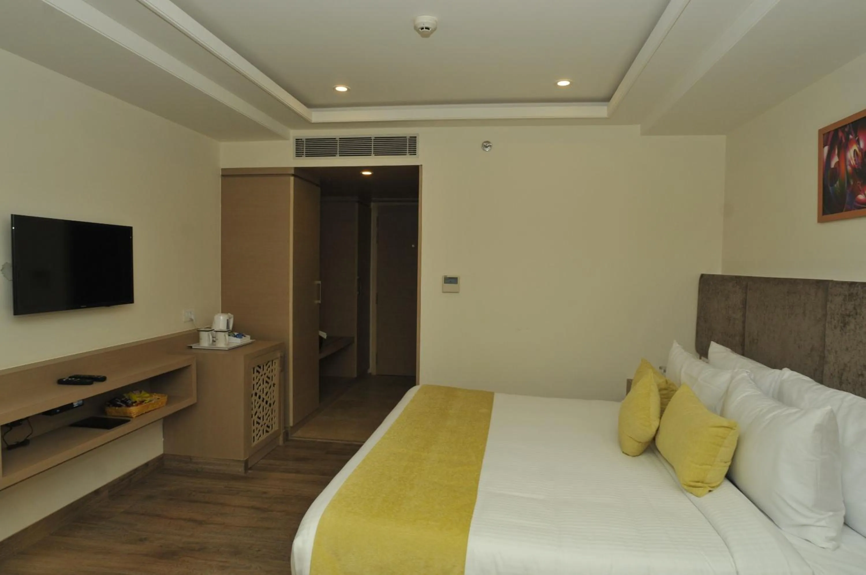 Bathroom, Bed in Royale Lalit Hotel Jaipur