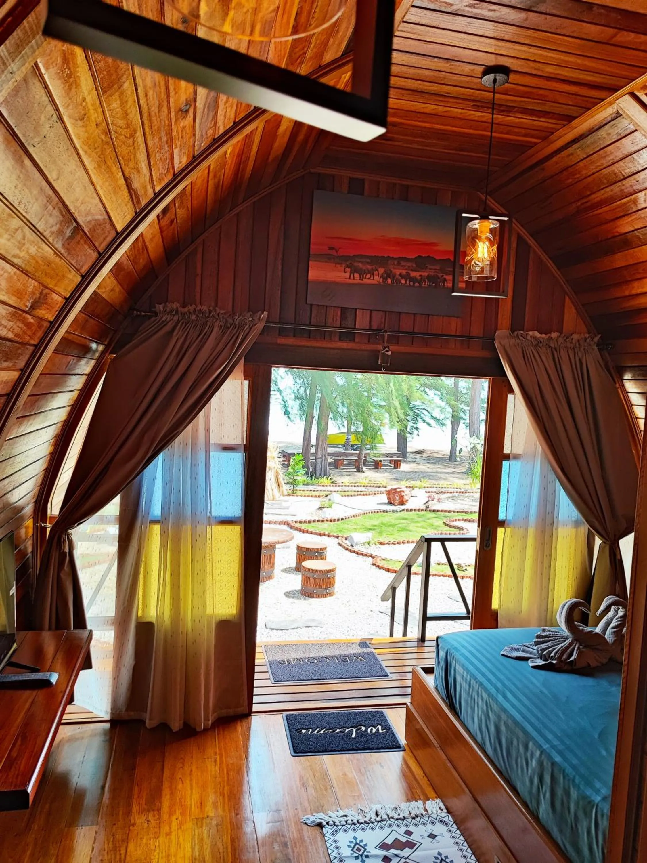 Patio, Bed in Mumsa Beach Resort & Restaurant