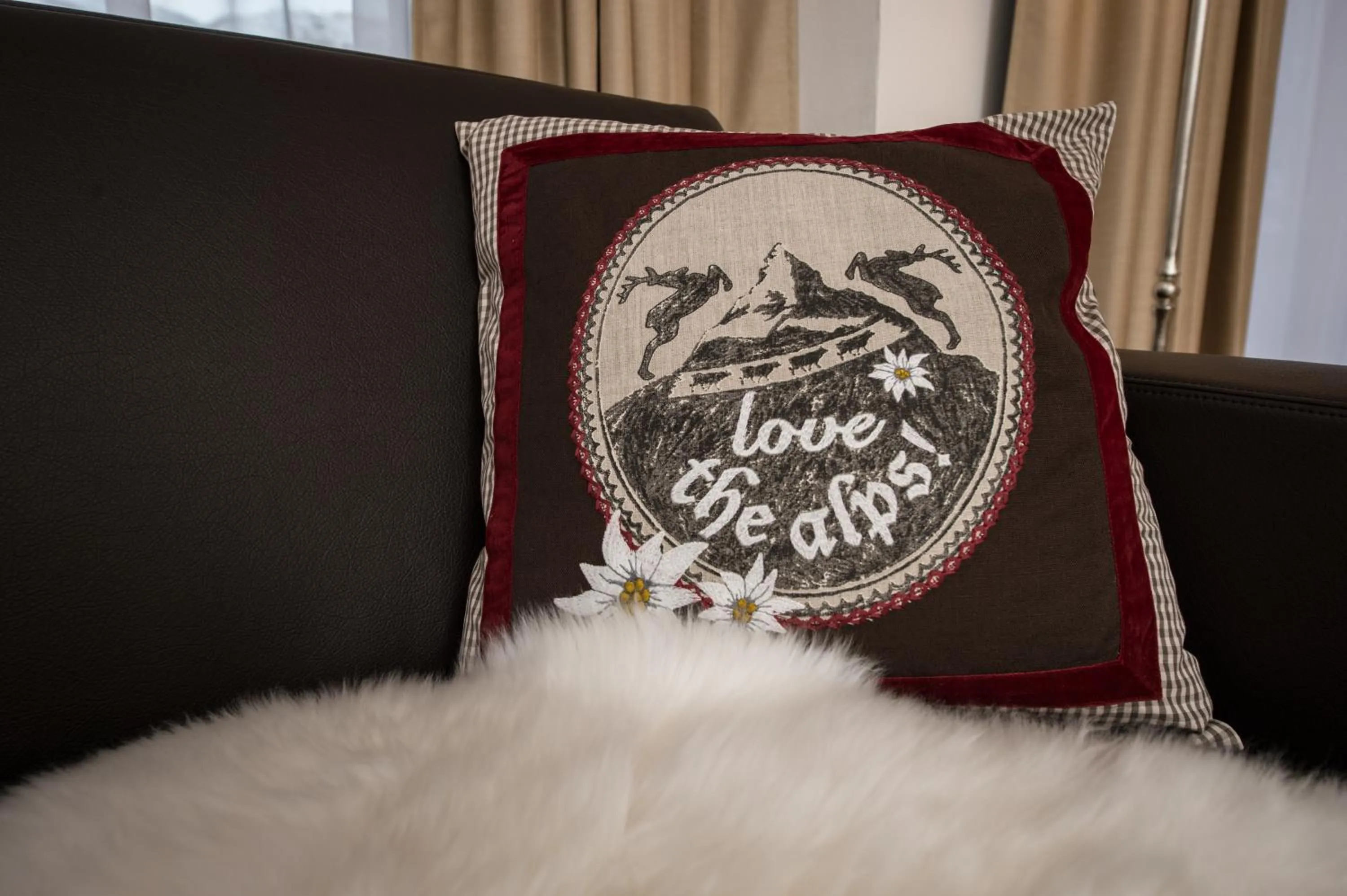 Communal lounge/ TV room in Panorama Ski Lodge