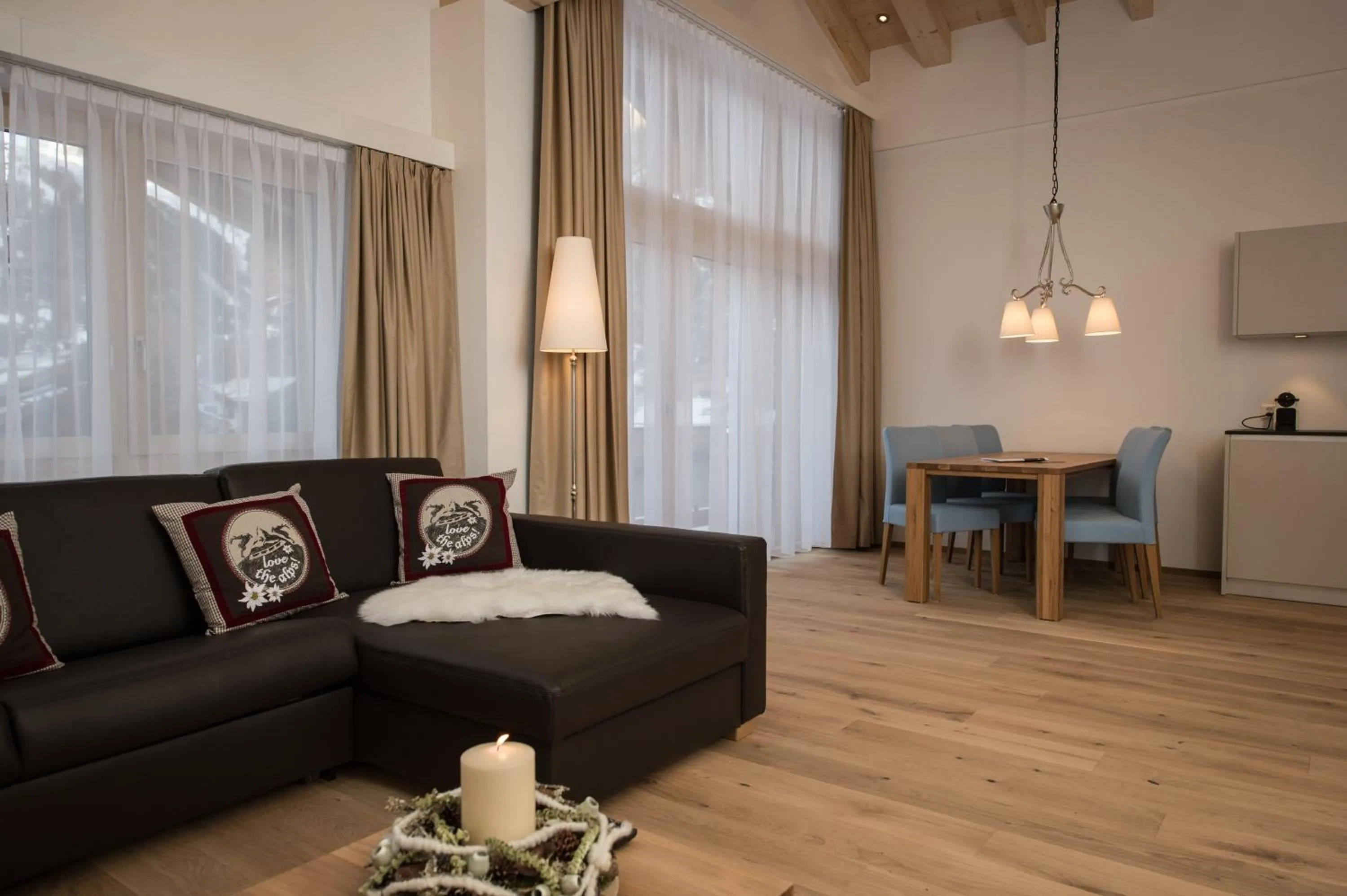 Living room in Panorama Ski Lodge