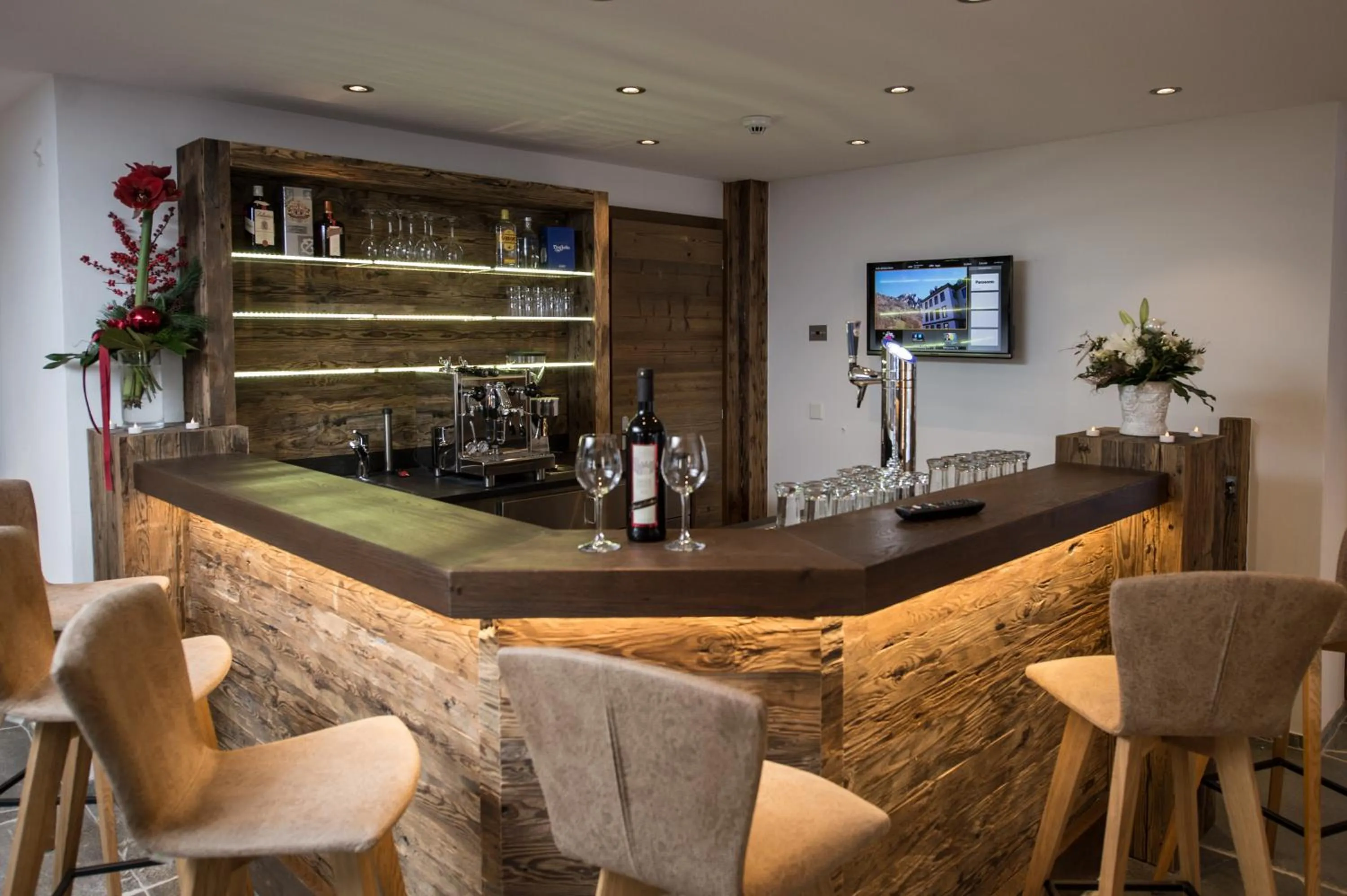 Lounge or bar in Panorama Ski Lodge