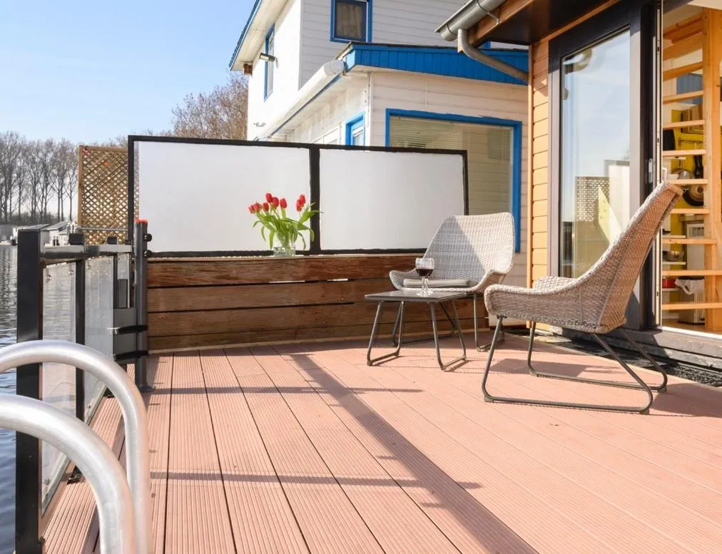 Houseboat studio with canalview and free bikes